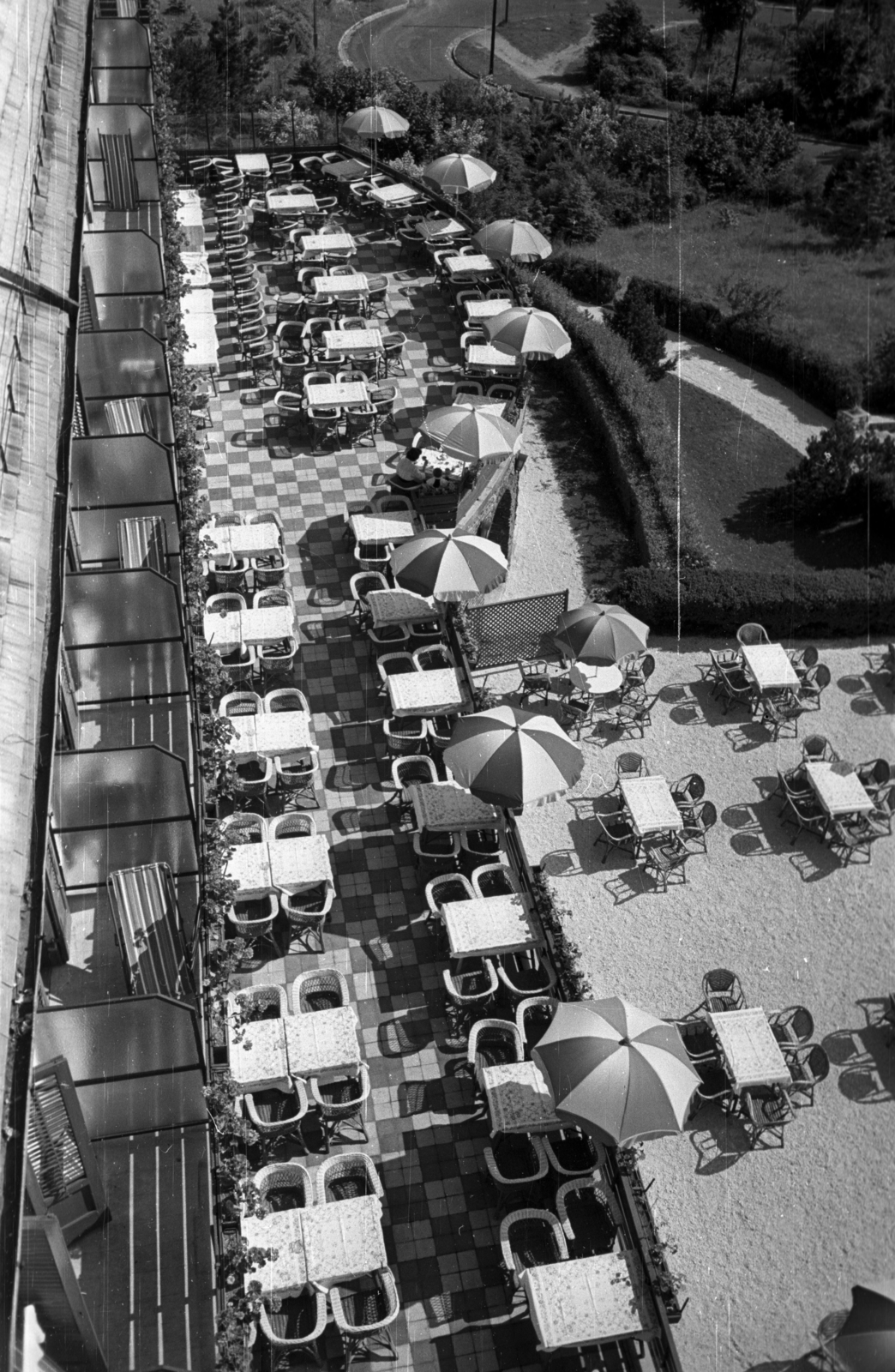 Hungary, untitled, Budapest XII., Rege utca, Vörös Csillag (egykor Golf, később Panoráma) szálloda, terasz., 1959, Bauer Sándor, Budapest, Fortepan #128203