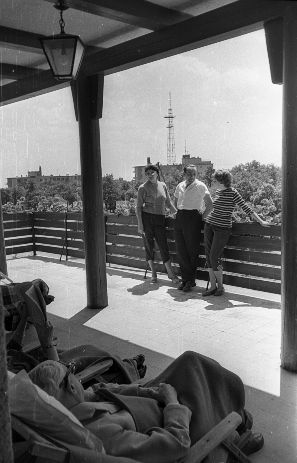 Hungary, untitled, Budapest XII., Rege utca, Vörös Csillag (egykor Golf, később Panoráma) szálloda, emeleti terasz. Középen Koppány György fotóriporter áll., 1959, Bauer Sándor, Budapest, Fortepan #128206