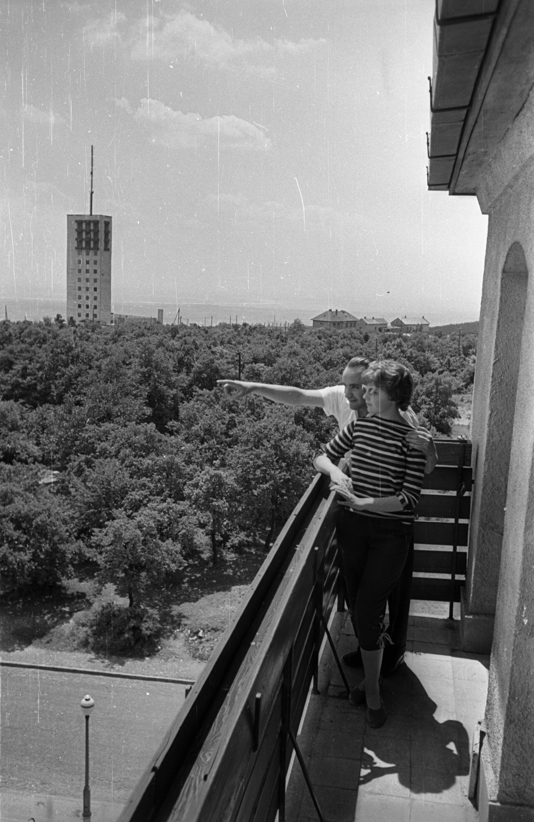 Hungary, untitled, Budapest XII., Rege utca, Vörös Csillag (egykor Golf, később Panoráma) szálloda, erkély. Hátul Koppány György fotóriporter., 1959, Bauer Sándor, Budapest, Fortepan #128207