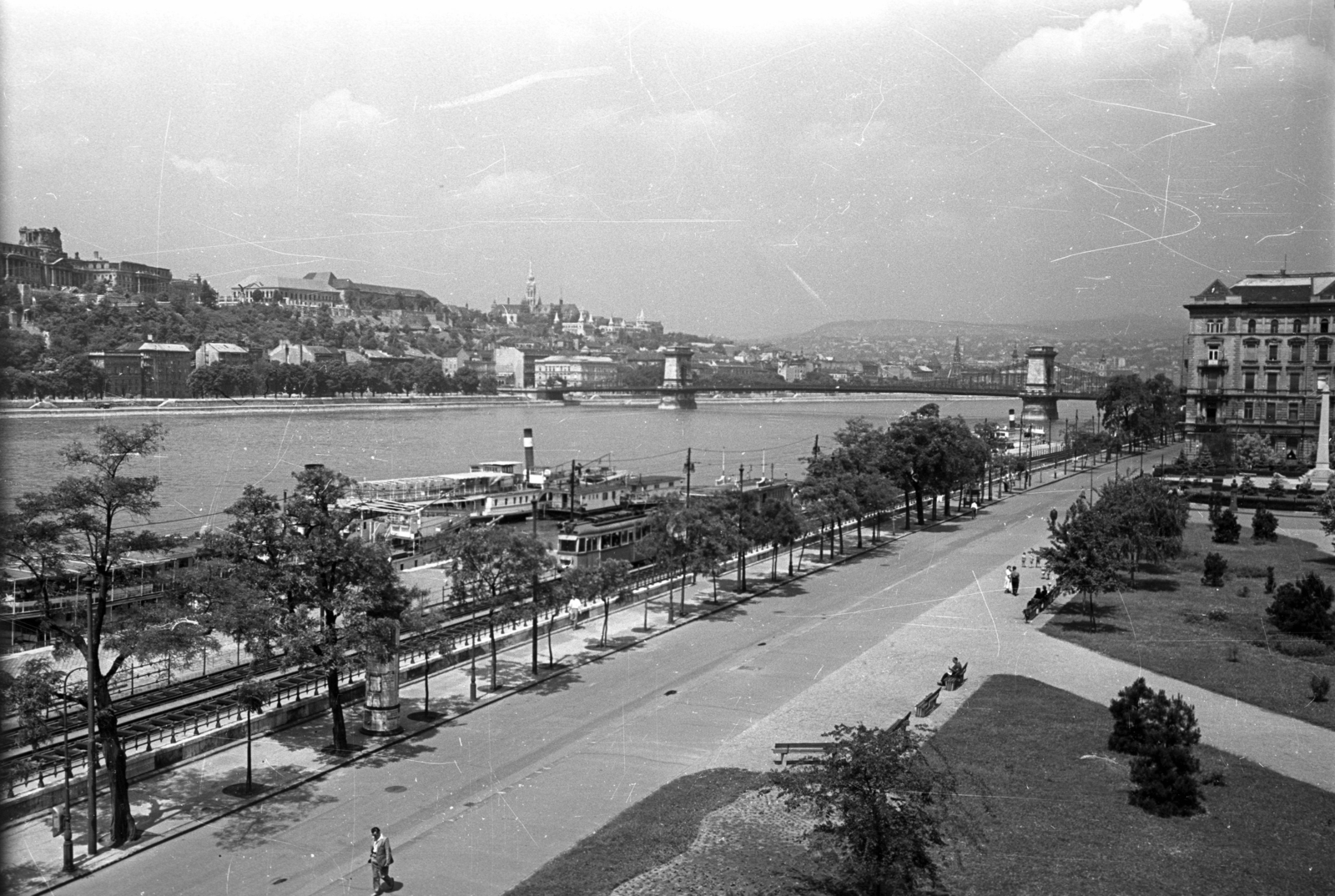 Hungary, Budapest V., Dunakorzó és a Vigadó téri hajóállomás a Duna szállóból nézve, háttérben a budai Vár és a Széchenyi Lánchíd., 1958, Bauer Sándor, Danube, Budapest, picture, Fortepan #128212