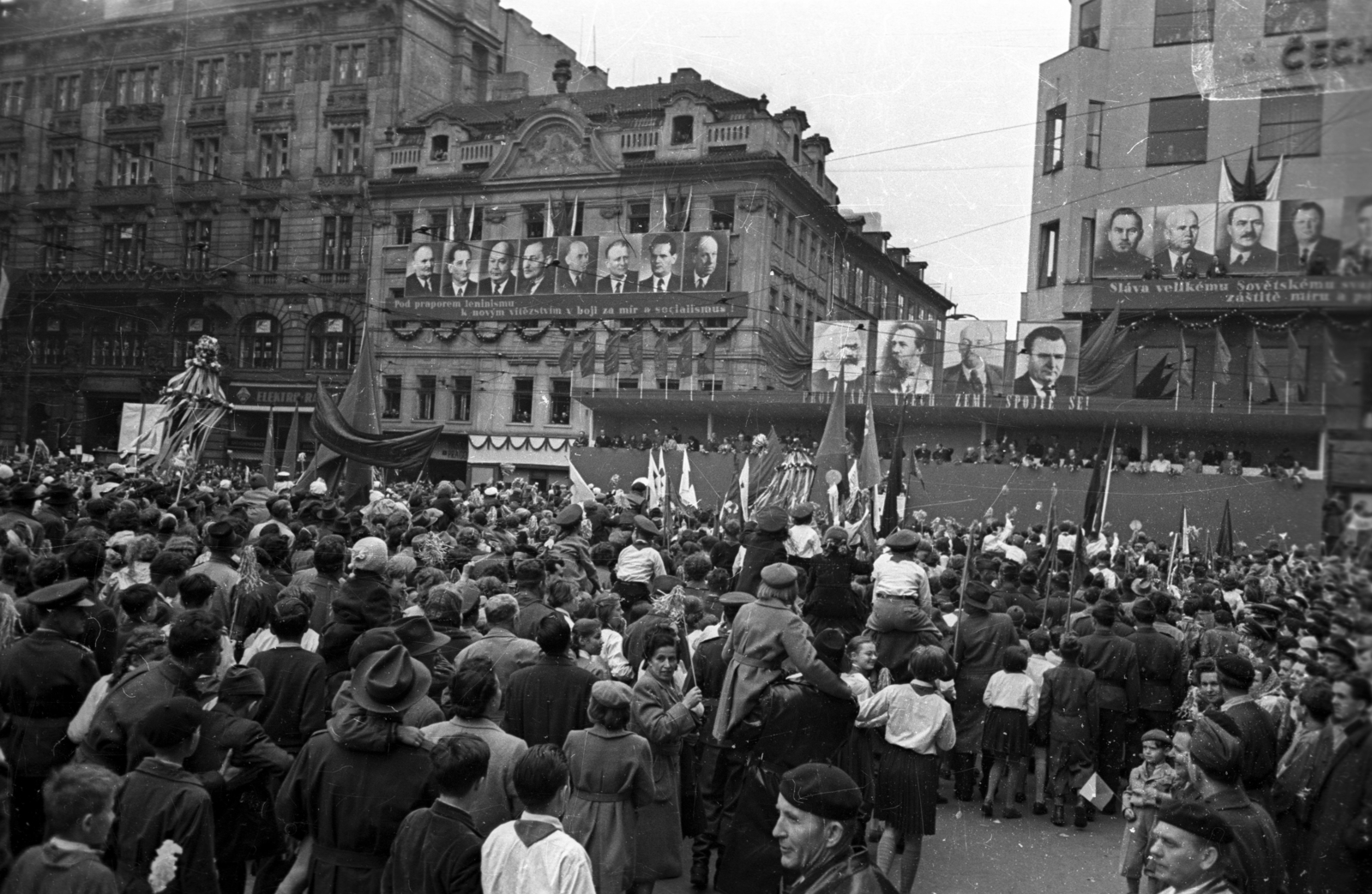 Csehország, Prága, Vencel tér (Václavské námestí), május 1- i felvonulók a dísztribün előtt., 1956, Bauer Sándor, Csehszlovákia, Lenin-ábrázolás, május 1, Karl Marx-ábrázolás, Friedrich Engels-ábrázolás, Hruscsov-ábrázolás, dísztribün, Antonín Zápotocký-ábrázolás, Viliam Široký-ábrázolás, Antonín Novotný-ábrázolás, Klement Gottwald-ábrázolás, Fortepan #128228