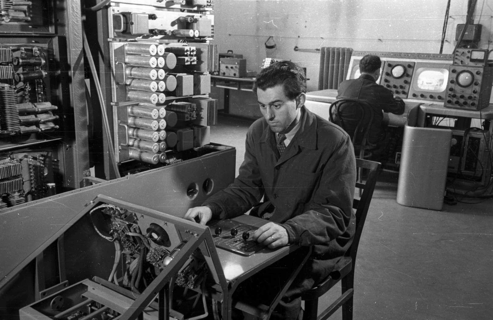 Magyarország, Széchenyihegy, Budapest XII., Agancs út 30-32., a lakóházzá átalakított Hargita panzió, benne a TV kísérleti adásának vezérlőterme., 1956, Bauer Sándor, vezérlőterem, Budapest, adóállomás, Fortepan #128237