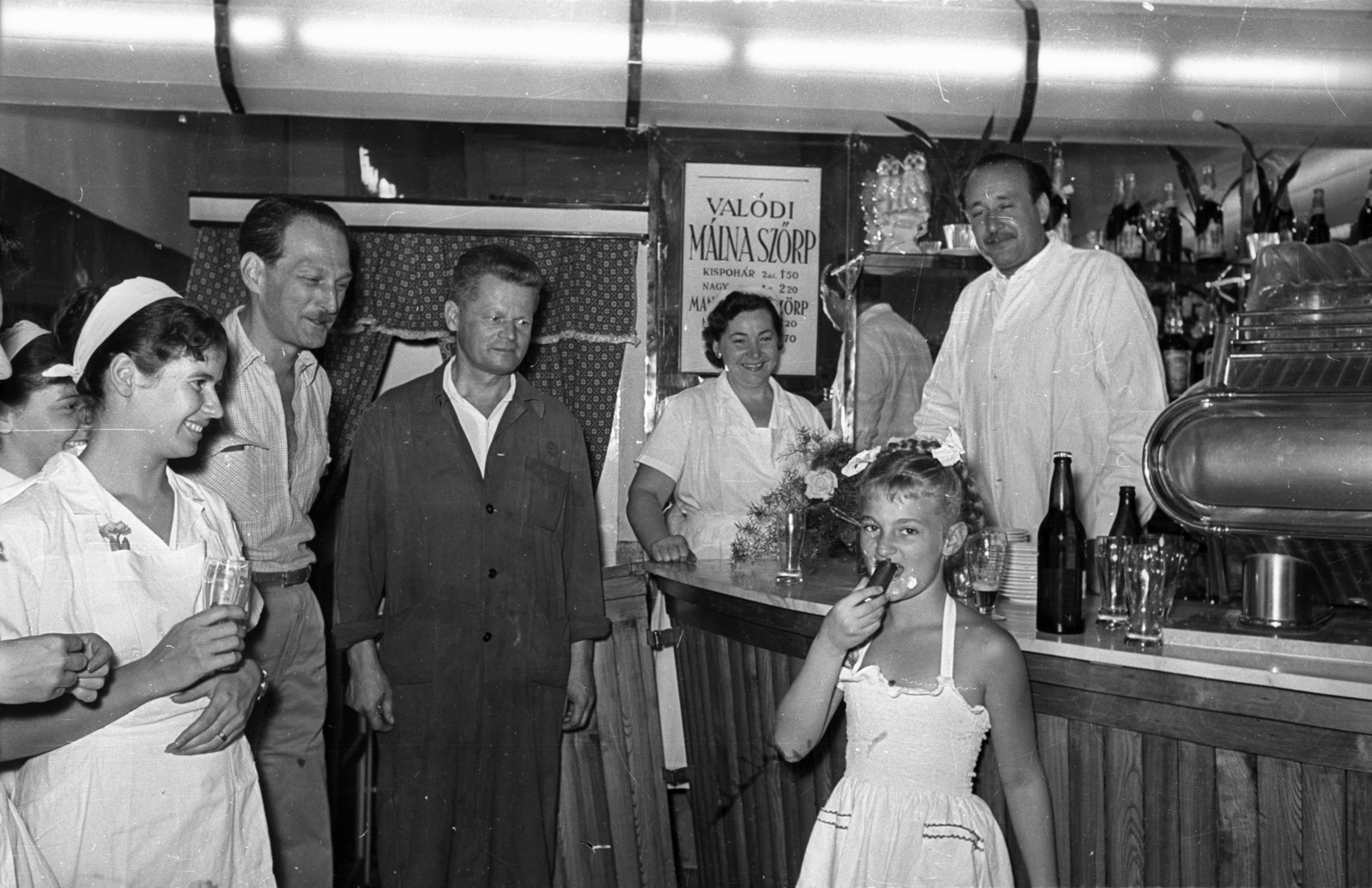 Hungary, Budapest V., Kígyó utca 4-6., Mézes Mackó büfé., 1960, Bauer Sándor, portrait, girl, interior, counter, Budapest, coffee machine, Fortepan #128246