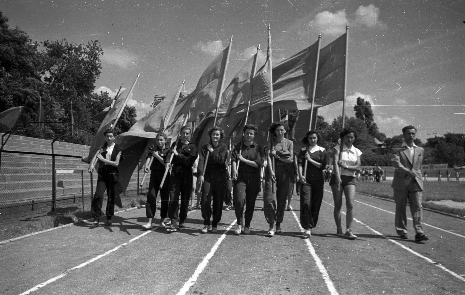 Hungary, People's Park, Budapest X., Építők pálya., 1956, Bauer Sándor, flag, march, Budapest, Fortepan #128254