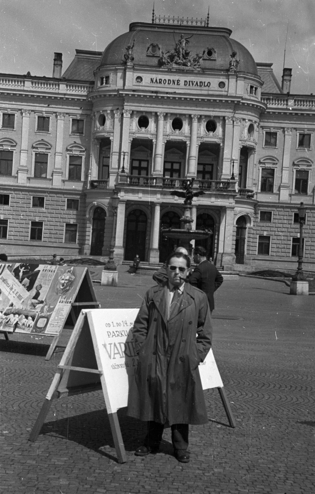 Slovakia, Bratislava, Hviezdoslavovo námestie, Nemzeti Színház, előtte a Ganümédesz-kút., 1956, Bauer Sándor, Czechoslovakia, national theater, Renaissance Revival, Fellner and Helmer-design, Ferdinand Fellner Jr.-design, Hermann Helmer-design, Fortepan #128257