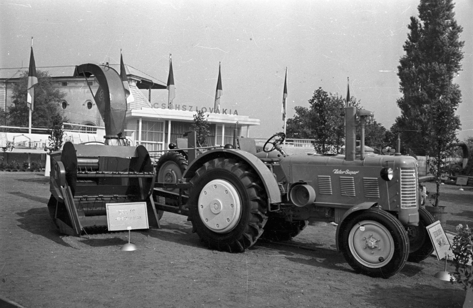 Hungary, Budapest X., Albertirsai úti vásár területe, Országos Mezőgazdasági Kiállítás és Vásár, Zetor Super traktor. Háttérben a Lóversenypálya II. helyi tribünje., 1958, Bauer Sándor, tractor, agriculture, exhibition, Zetor-brand, Budapest, agricultural machine, Fortepan #128260