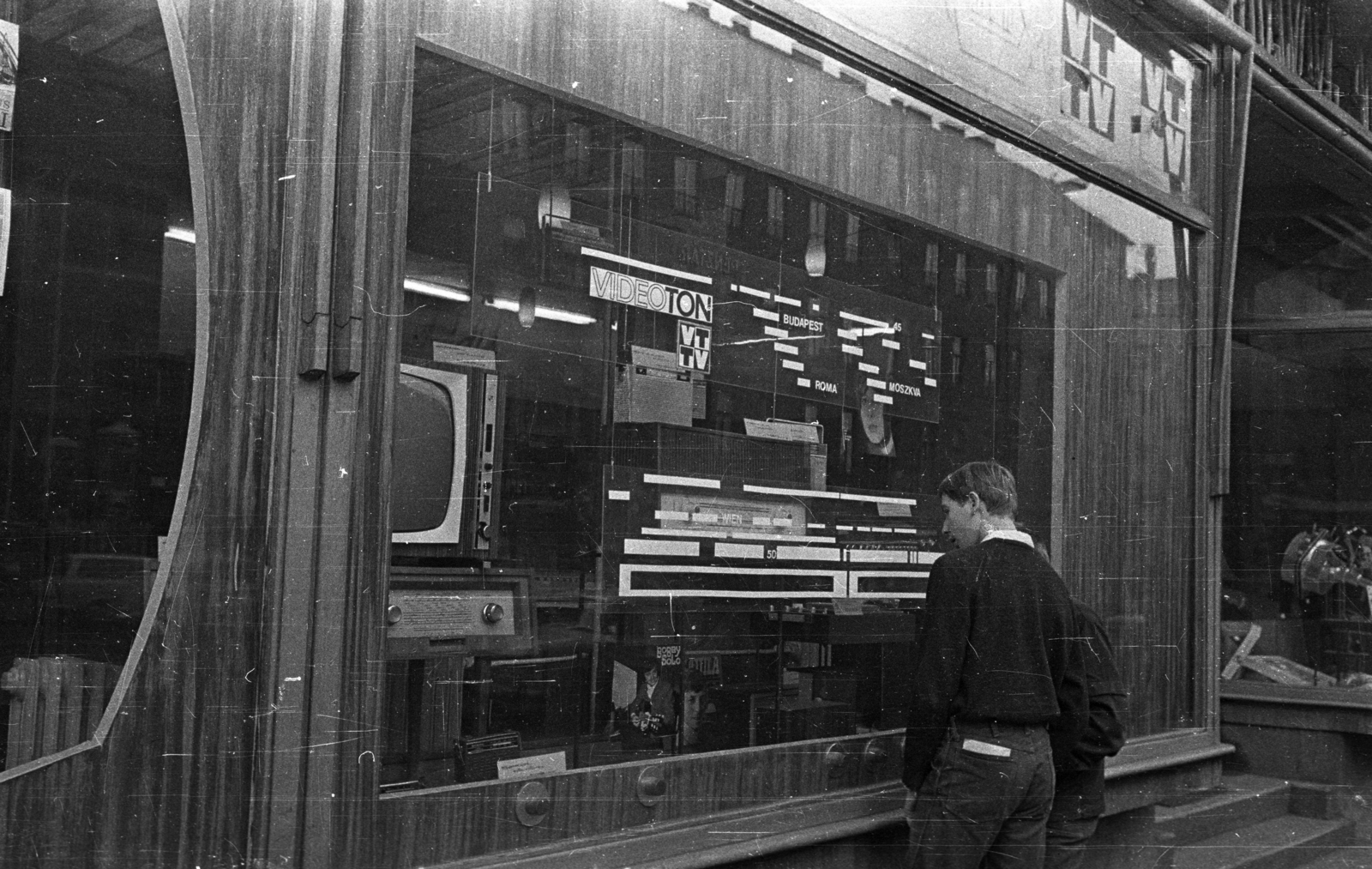 Hungary, Budapest II., Margit körút (Mártírok útja) 35-37., KERAVILL üzlet., 1968, Bauer Sándor, Show window, Videoton-brand, Budapest, Fortepan #128317