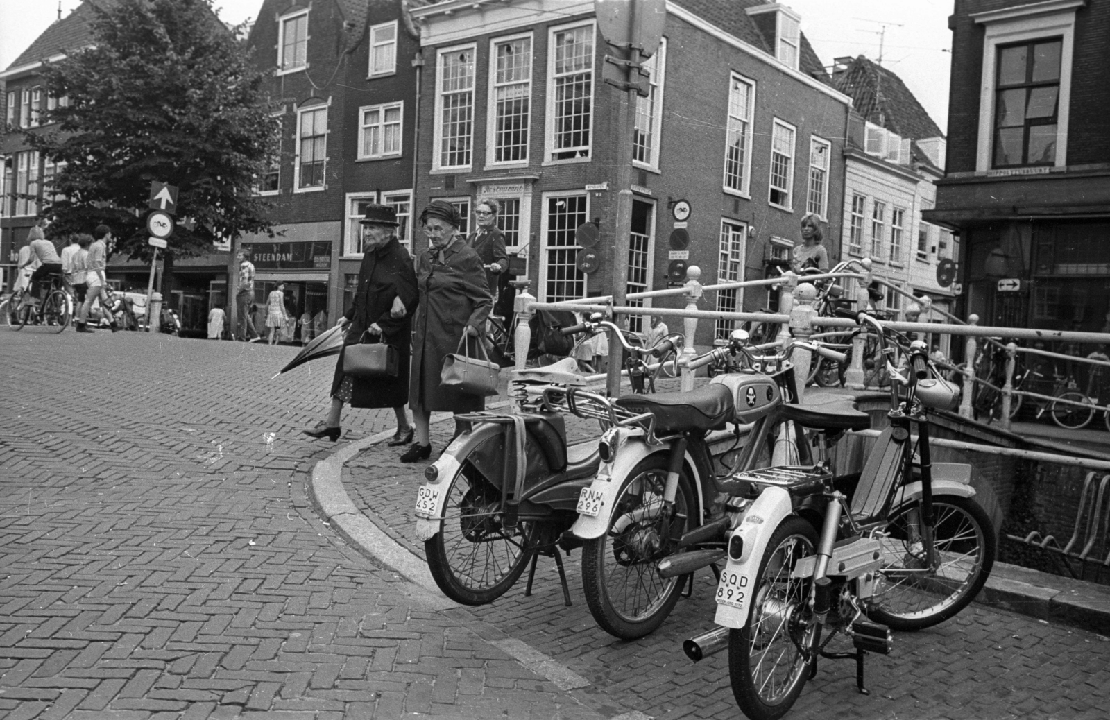 Netherlands, Delft, a Wijnhaven házai a Hyppolitusbuurt - Cameretten saroktól nézve, jobbra a Nieuwstraat torkolata., 1972, Bauer Sándor, motorcycle, scooter, bicycle, Fortepan #128337