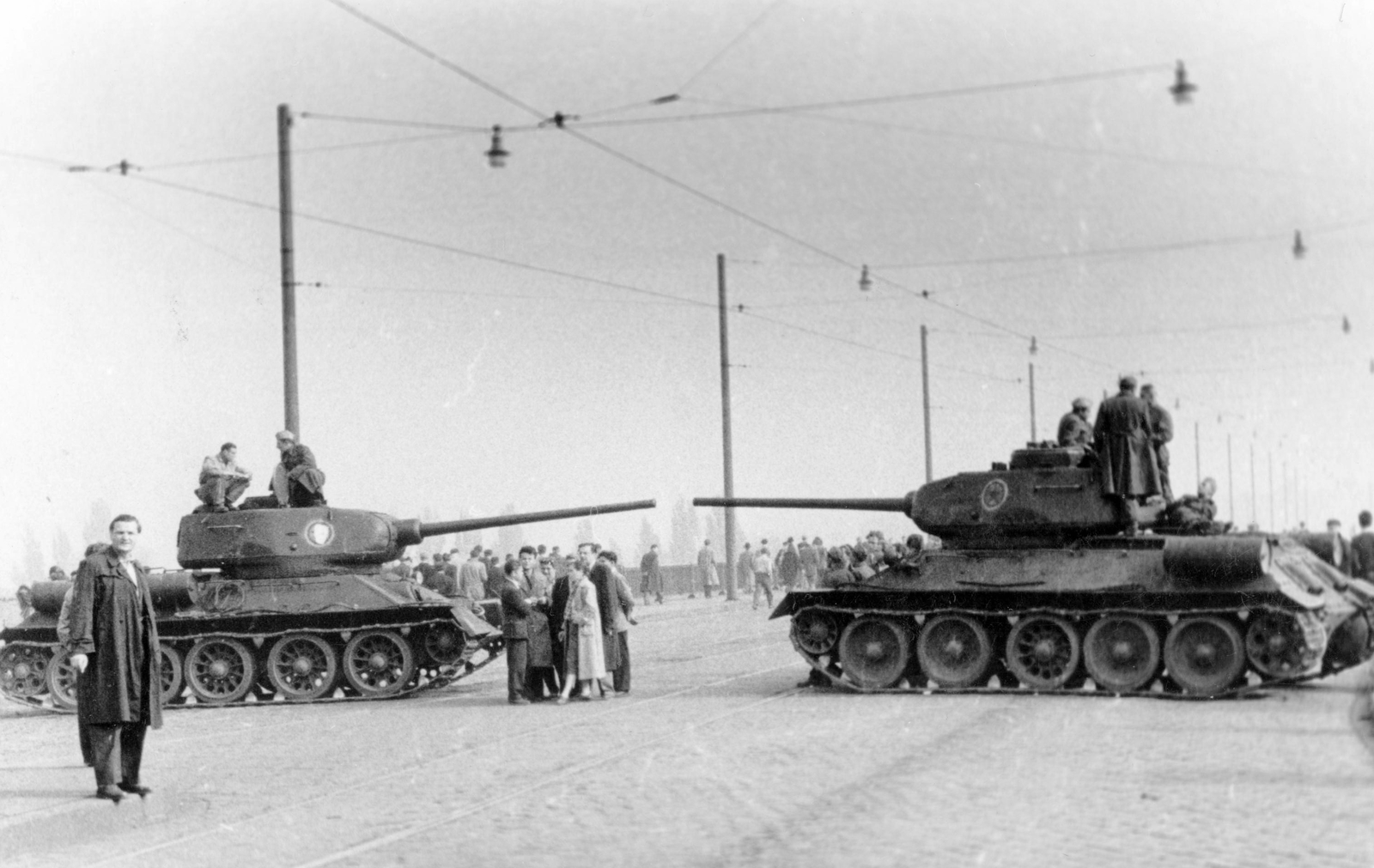 Hungary, Budapest, Margit híd., 1956, Házy Zsolt, sunshine, Soviet brand, revolution, tank, pedestrian, genre painting, soldier, untitled, Fortepan #12835