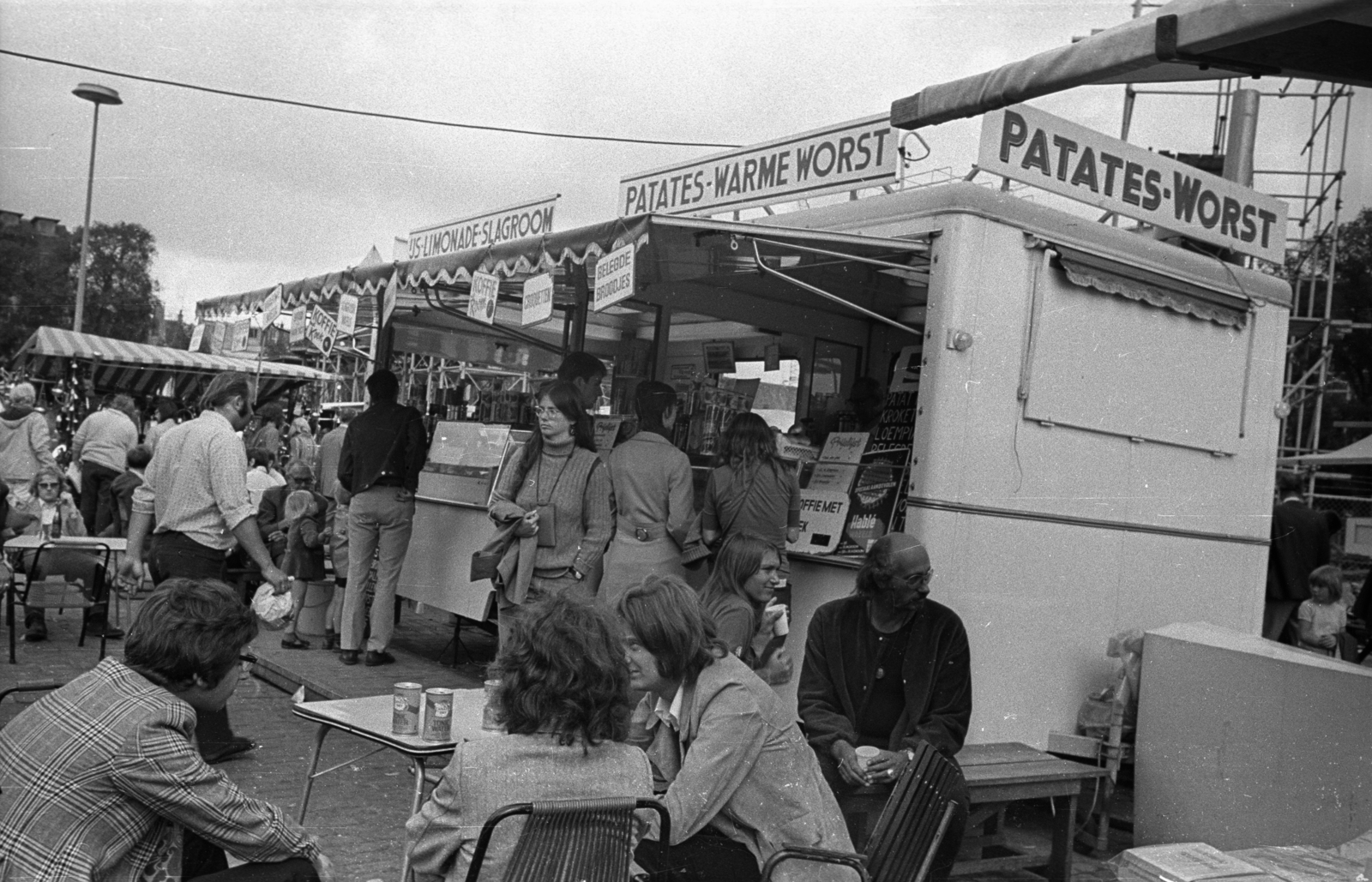 Netherlands, Amsterdam, bolhapiac a Waterlooplein téren., 1972, Bauer Sándor, flea market, buffet car, Fortepan #128360