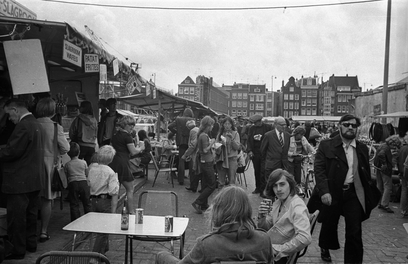Netherlands, Amsterdam, bolhapiac Waterlooplein téren, háttérben a Turfsteeg és a Nieuwe Amstelstraat közötti épületek (az előtérben lévő részen ma a városháza és a holland opera épülete áll)., 1972, Bauer Sándor, buffet, flea market, Fortepan #128361