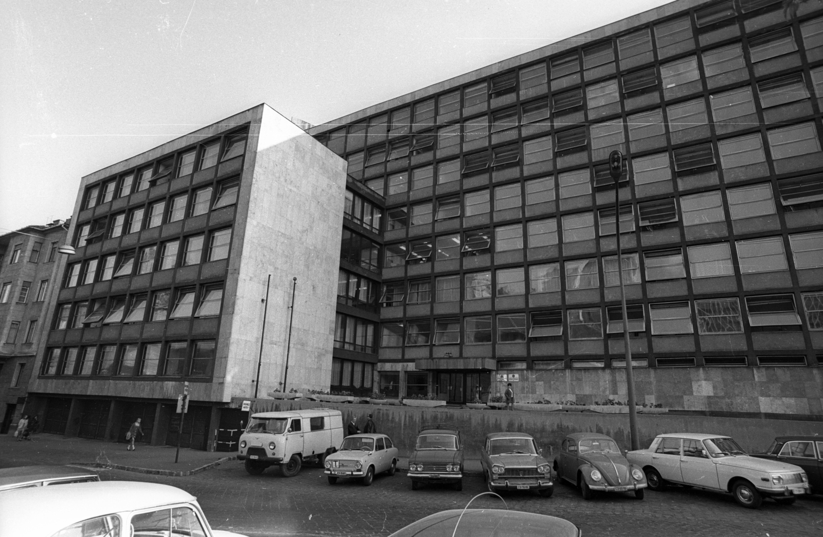 Hungary, Budapest II., Varsányi Irén utca 40-44., a BÁNYATERV (Bányászati Tervező Intézet) székháza (később a Fővárosi Törvényszék Gazdasági Kollégiuma)., 1970, Bauer Sándor, Volkswagen-brand, Volkswagen Beetle, Budapest, Fortepan #128368