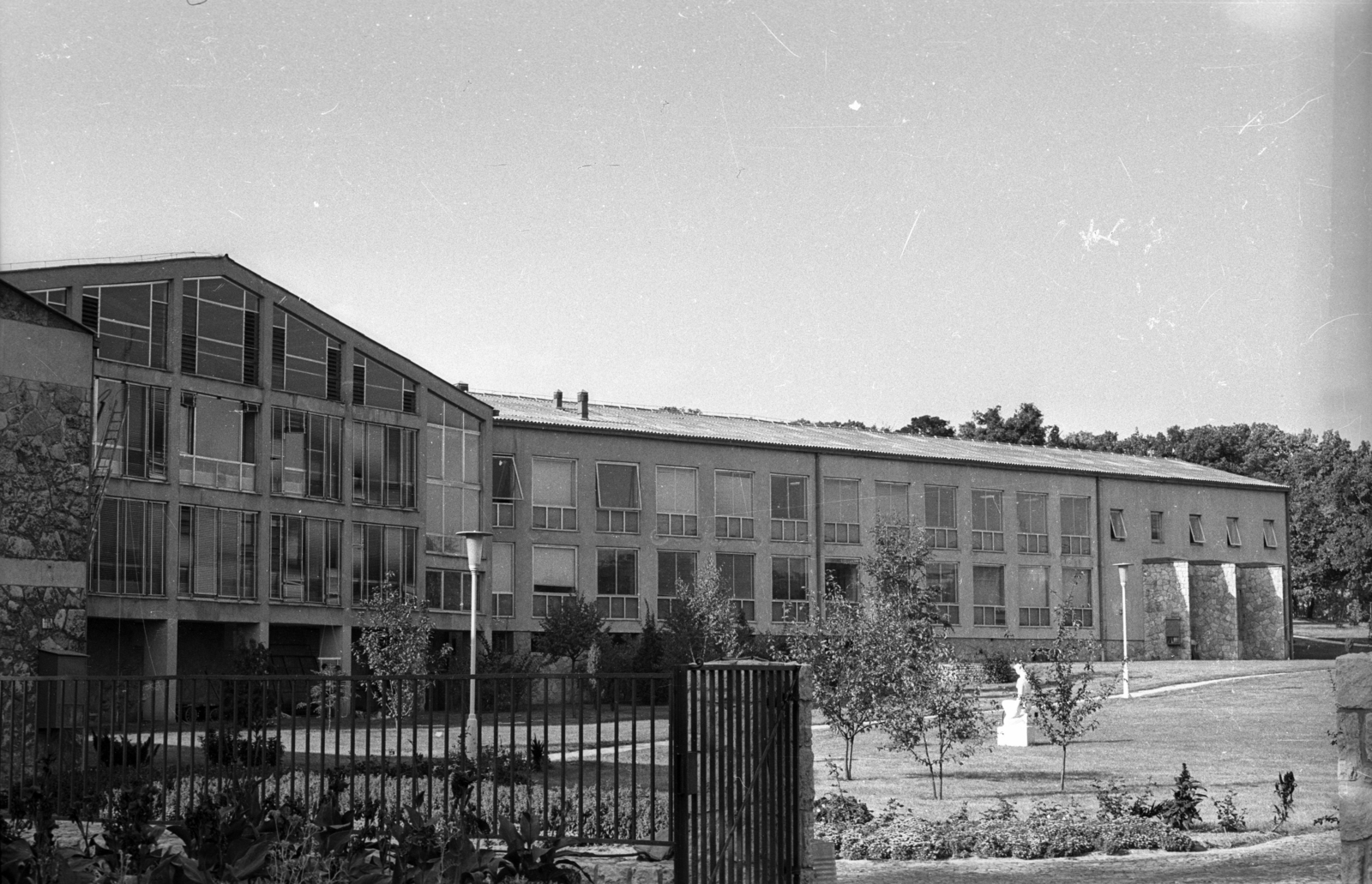 Hungary, Budapest II., Budakeszi út 51., Magyar Filmlaboratórium Vállalat. A kertben Szabó Iván Tavasz című szobra (1967)., 1978, Bauer Sándor, Budapest, Fortepan #128370
