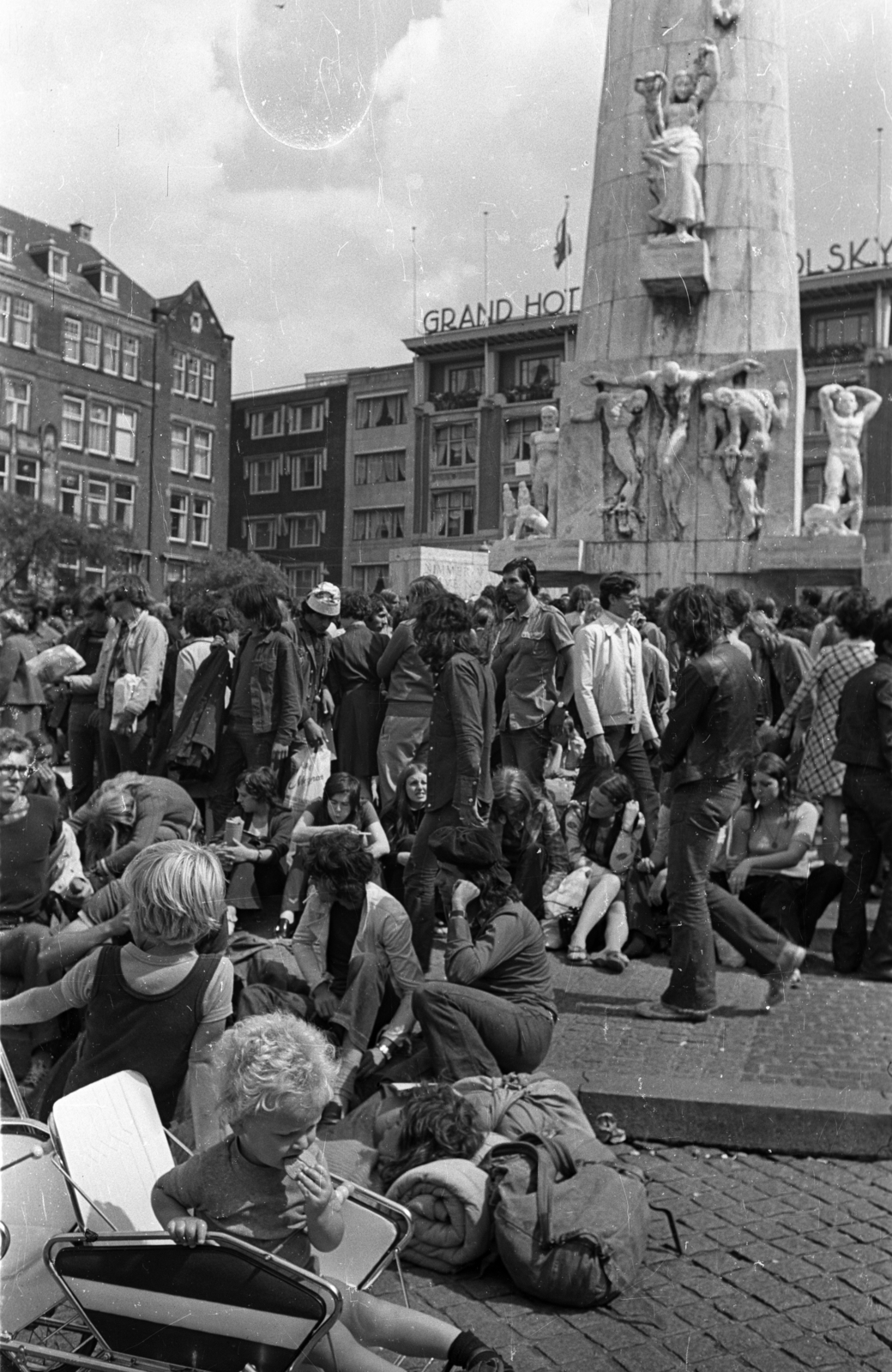 Netherlands, Amsterdam, Dam tér, Nemzeti Emlékmű, háttérben a Hotel Krasnapolsky., 1972, Bauer Sándor, Fortepan #128374