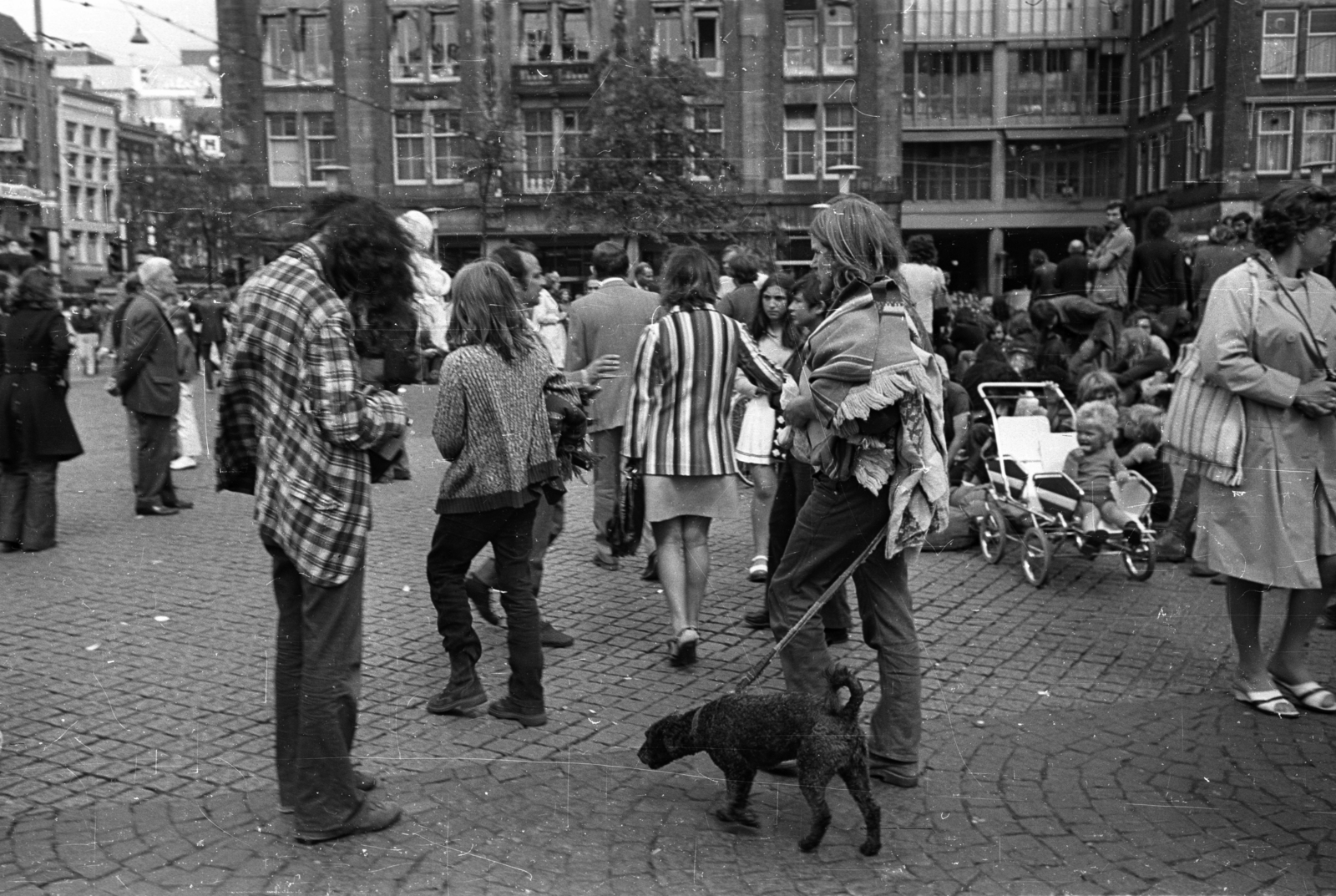 Netherlands, Amsterdam, Dam tér, balra a Damrak., 1972, Bauer Sándor, dog, baby carriage, Fortepan #128375