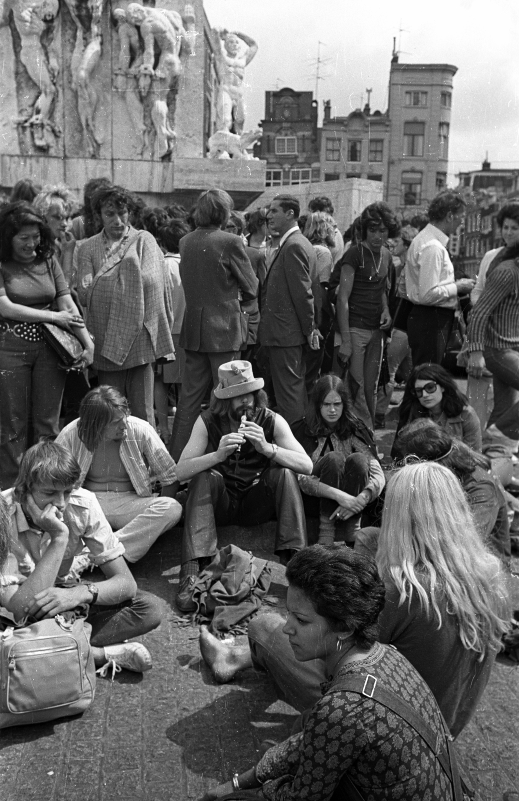 Netherlands, Amsterdam, Dam tér, a felvétel a Nemzeti Emlékmű előtt készült. Háttérben a Damsraat sarkán álló ház., 1972, Bauer Sándor, Fortepan #128376
