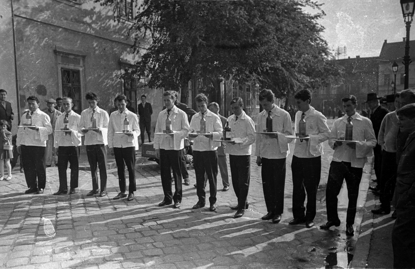 Hungary, Vác, a felvétel a Március 15. tér 10. számú ház előtt készült, háttérben balra a Széchenyi utca torkolata., 1966, Bauer Sándor, cobblestones, waiter competition, Fortepan #128385