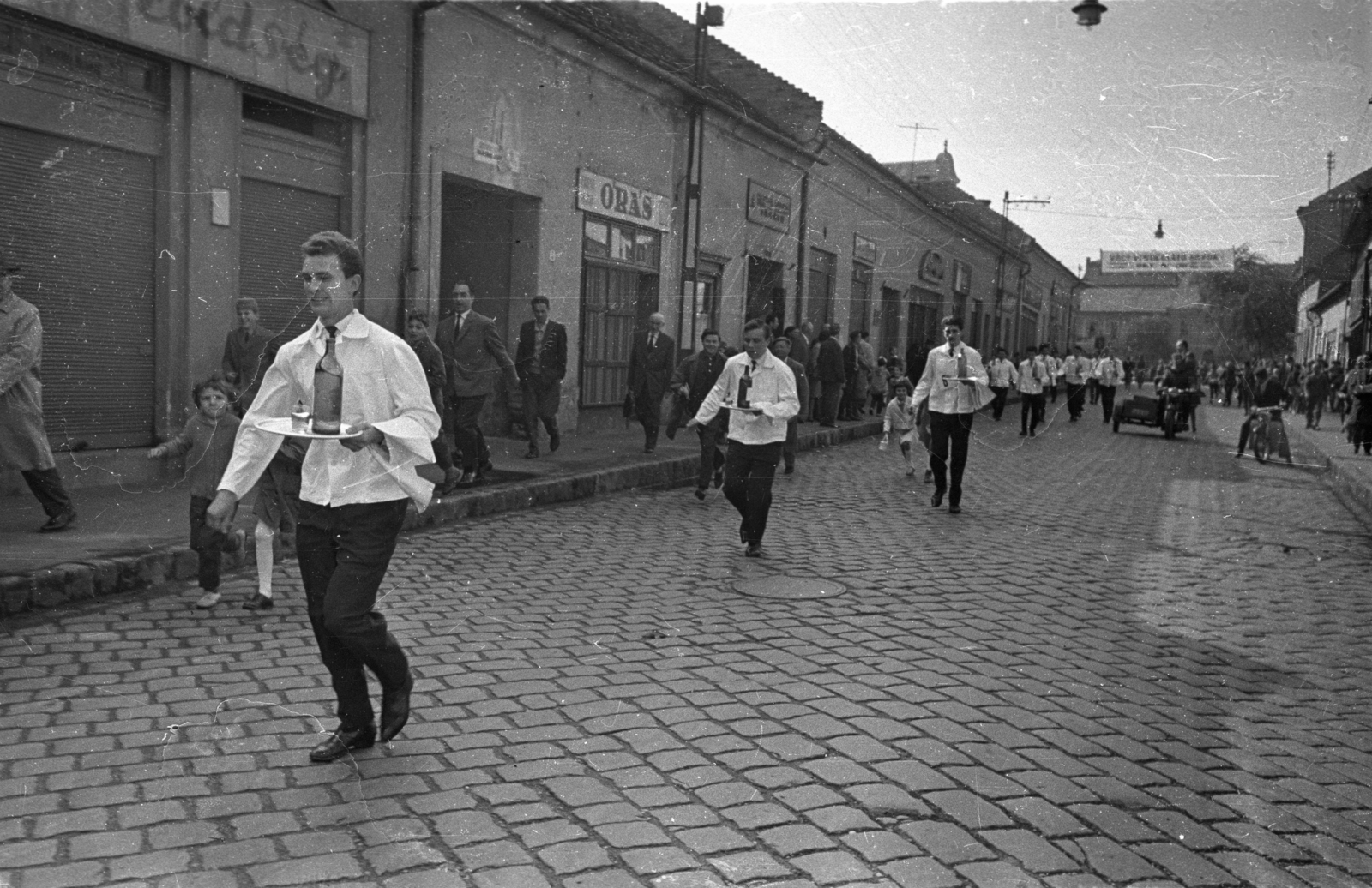 Hungary, Vác, Széchenyi utca a Görgey Artúr (Beloiannisz) utca felől a Március 15. tér felé nézve., 1966, Bauer Sándor, cobblestones, waiter competition, Fortepan #128386