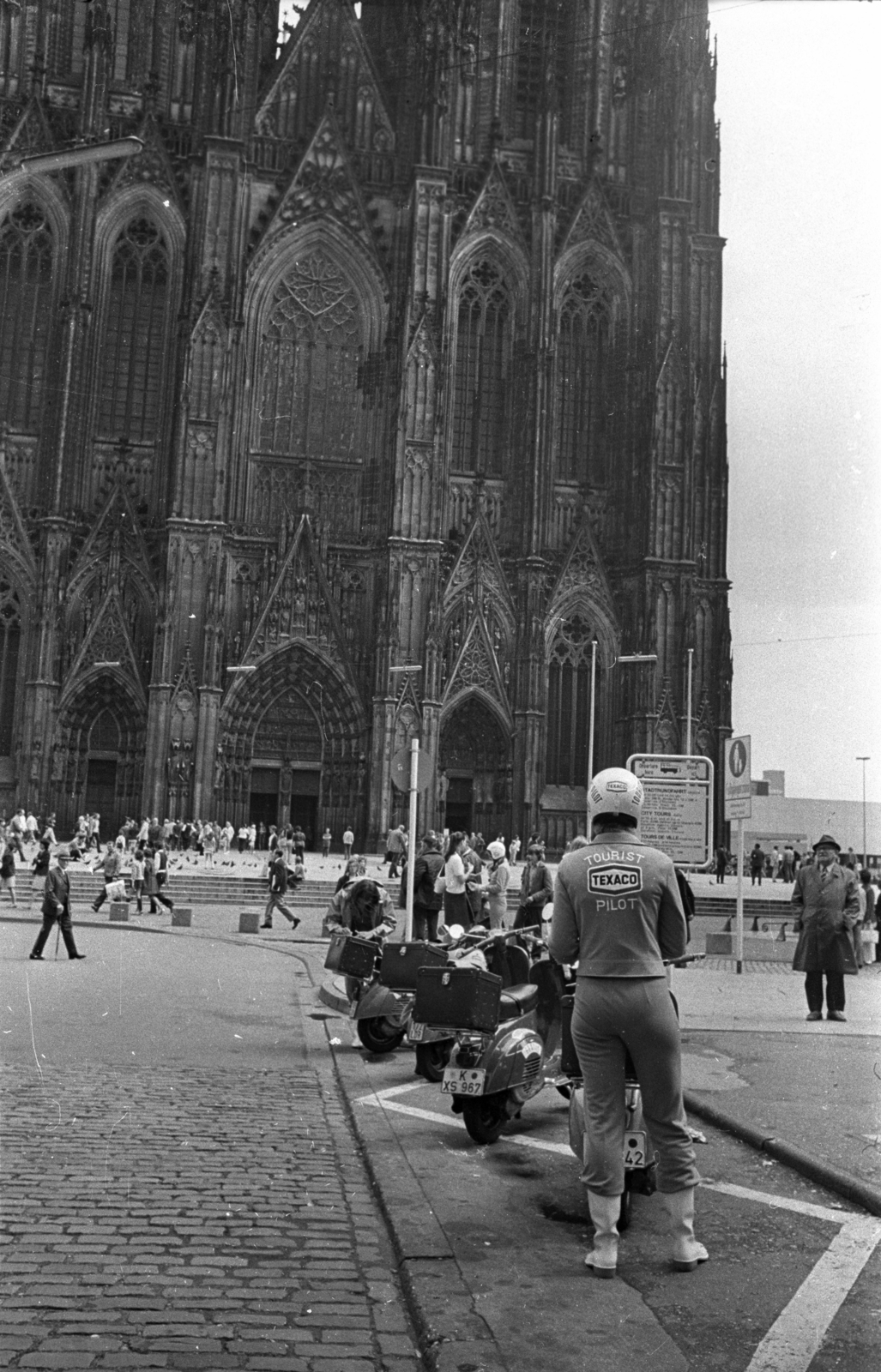 Németország, Köln, Burgmauer, szemben a Dóm., 1972, Bauer Sándor, robogó, NSZK, Vespa-márka, Vespa 50N, Vespa 180, Fortepan #128389