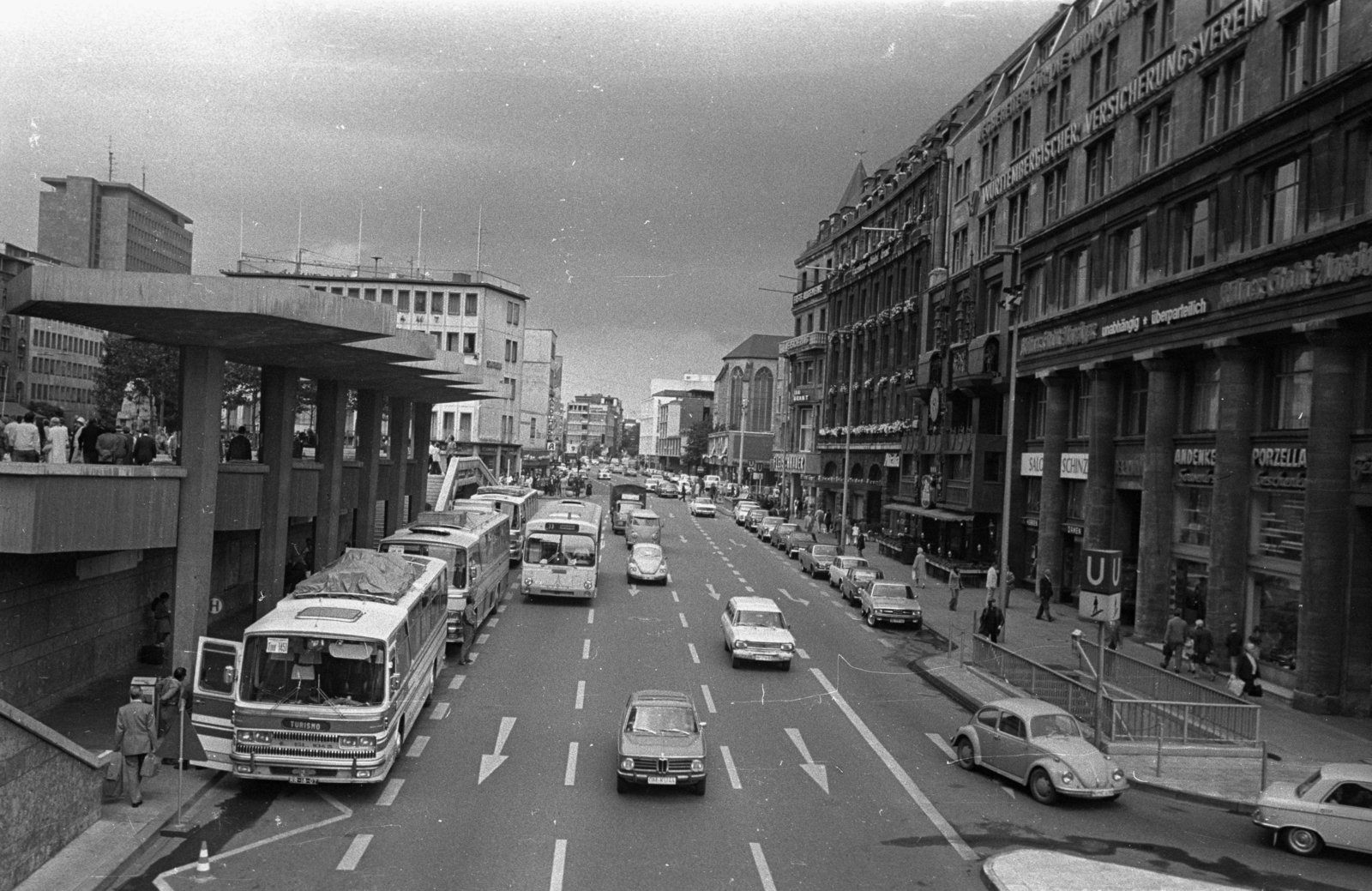 Germany, Köln, Trankgasse a Dóm felől a Komödienstrasse felé nézve. Balra fent a Dóm előtti tér, jobbra a Szent András-templom gótikus ablakai és fenn a toronycsúcsa látszik., 1972, Bauer Sándor, bus, FRG, Fortepan #128390