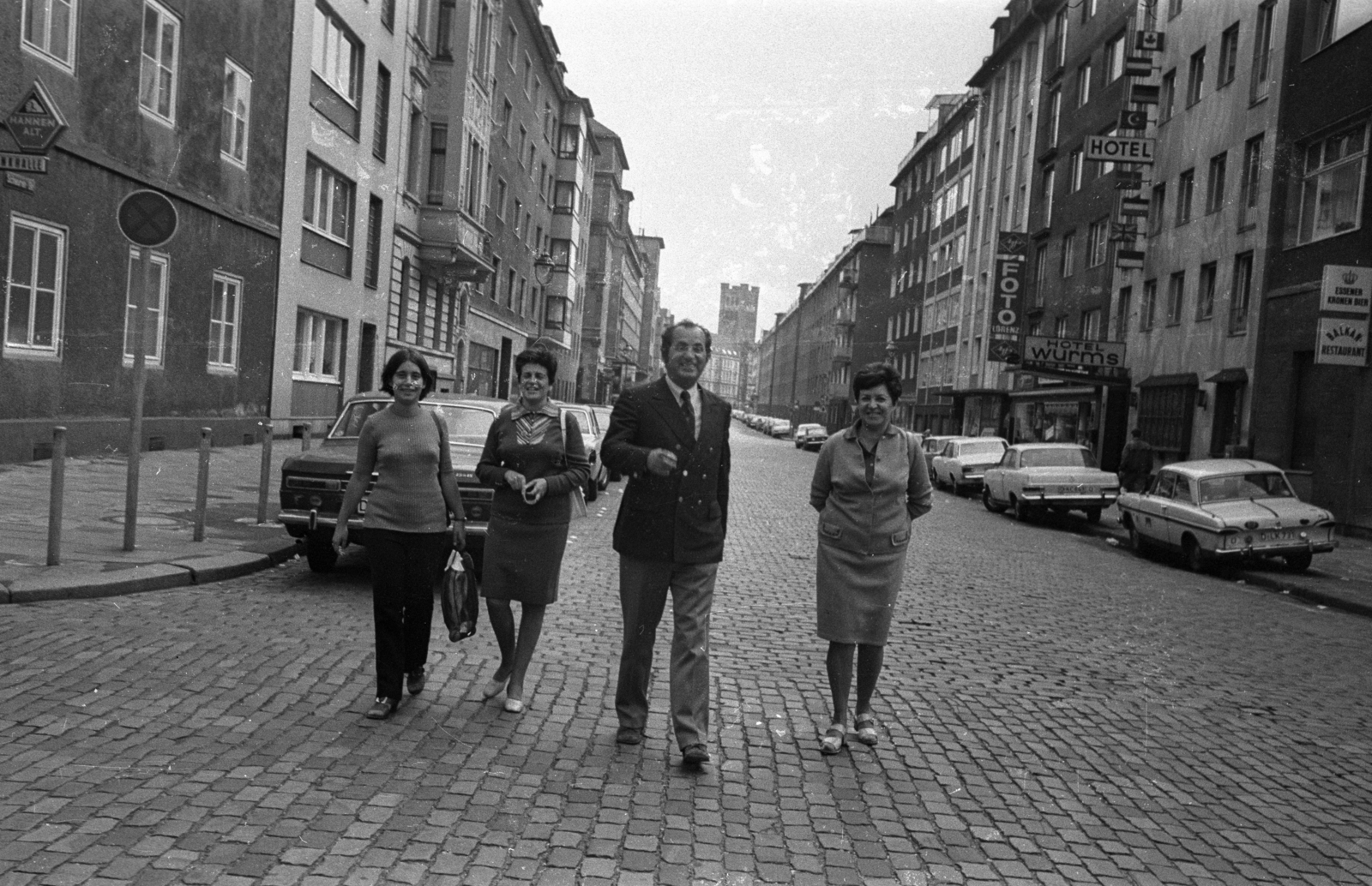 Germany, Düsseldorf, Scheurenstrasse, az Adersstrasse kereszteződéséből a Luisenstrasse felé nézve. Háttérben a Szent Antal-templom (St. Antonius Kirche) egyik tornya látszik., 1972, Bauer Sándor, FRG, Fortepan #128391