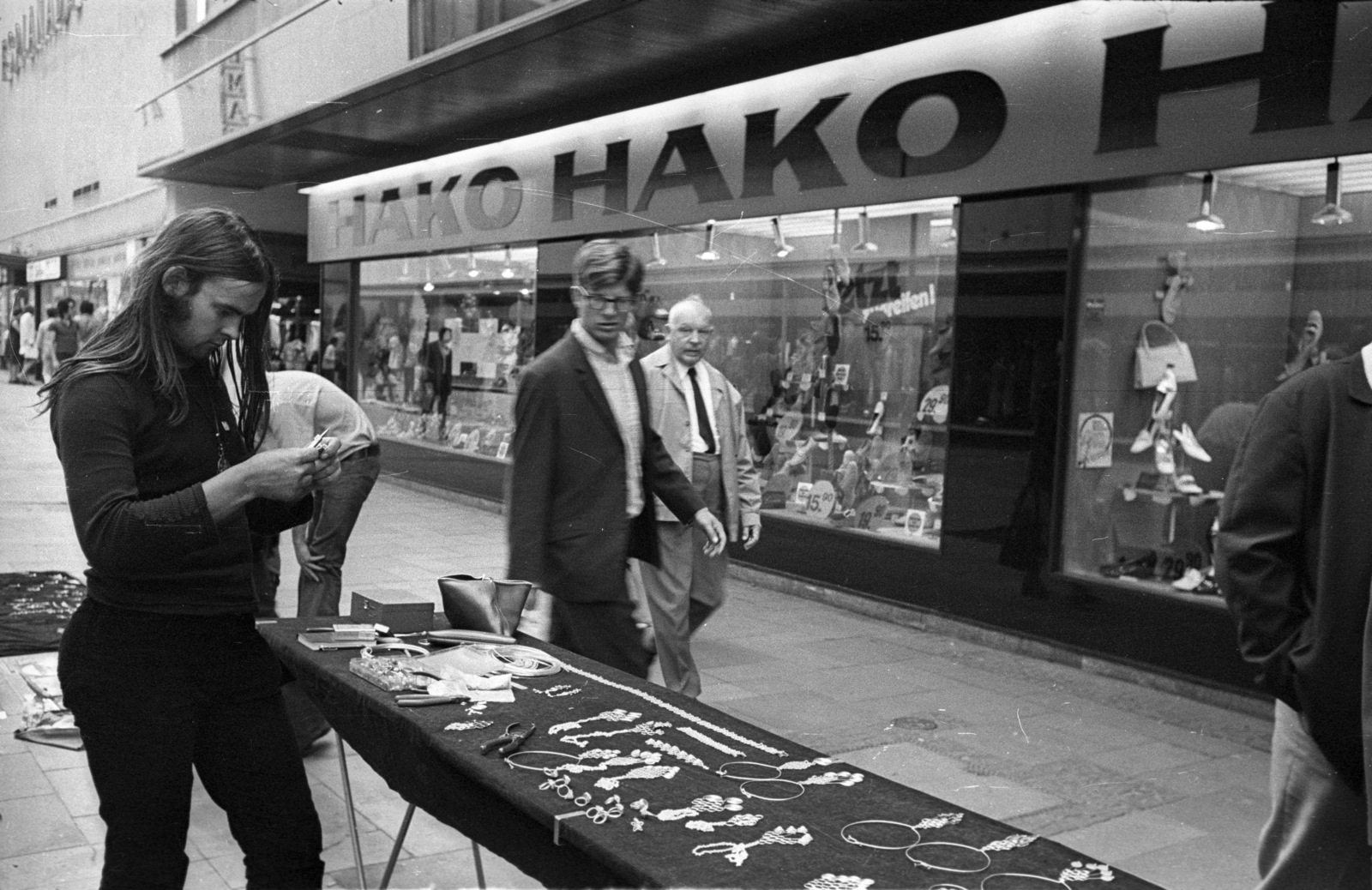Németország, Frankfurt am Main, Liebfrauenstrasse a Liebfrauenberg felé nézve., 1972, Bauer Sándor, NSZK, ékszer, árus, Fortepan #128411
