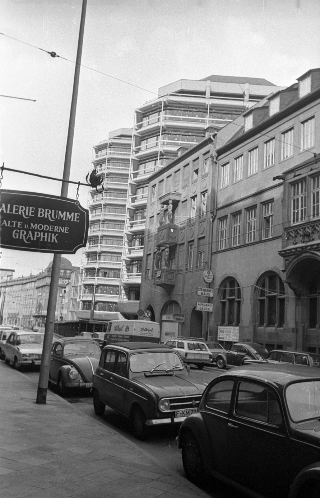 Germany, Frankfurt am Main, Braubachstrasse, jobbra a Steinernes Haus étterem., 1972, Bauer Sándor, Volkswagen-brand, FRG, Volkswagen Beetle, Fortepan #128413
