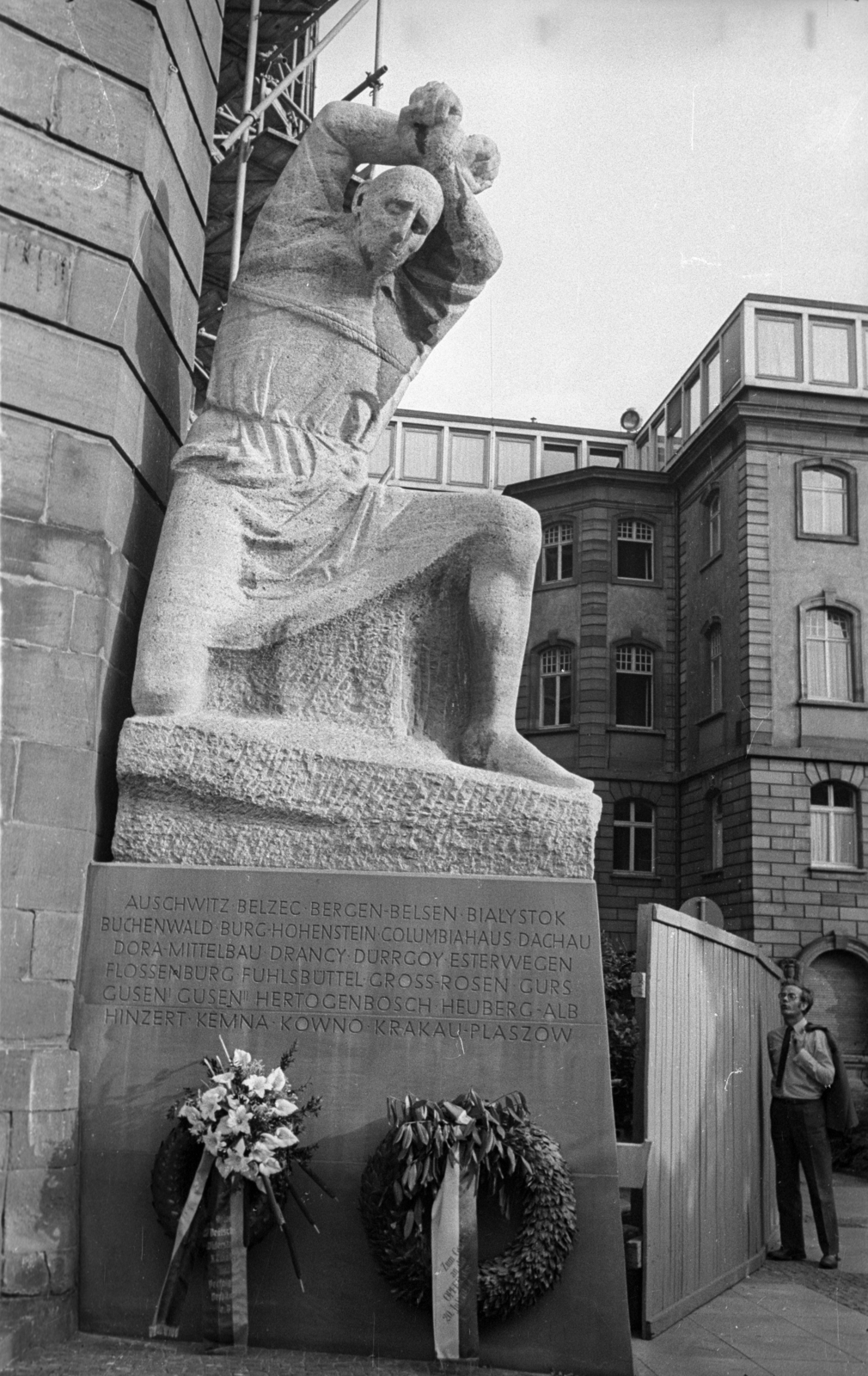Germany, Frankfurt am Main, Paulsplatz, az egykori koncentrációs táborok áldozatainak emlékműve (Hans Wimmer, 1964.) a Paulskirche falánál, a Berliner Strasse felől nézve., 1972, Bauer Sándor, FRG, Fortepan #128416