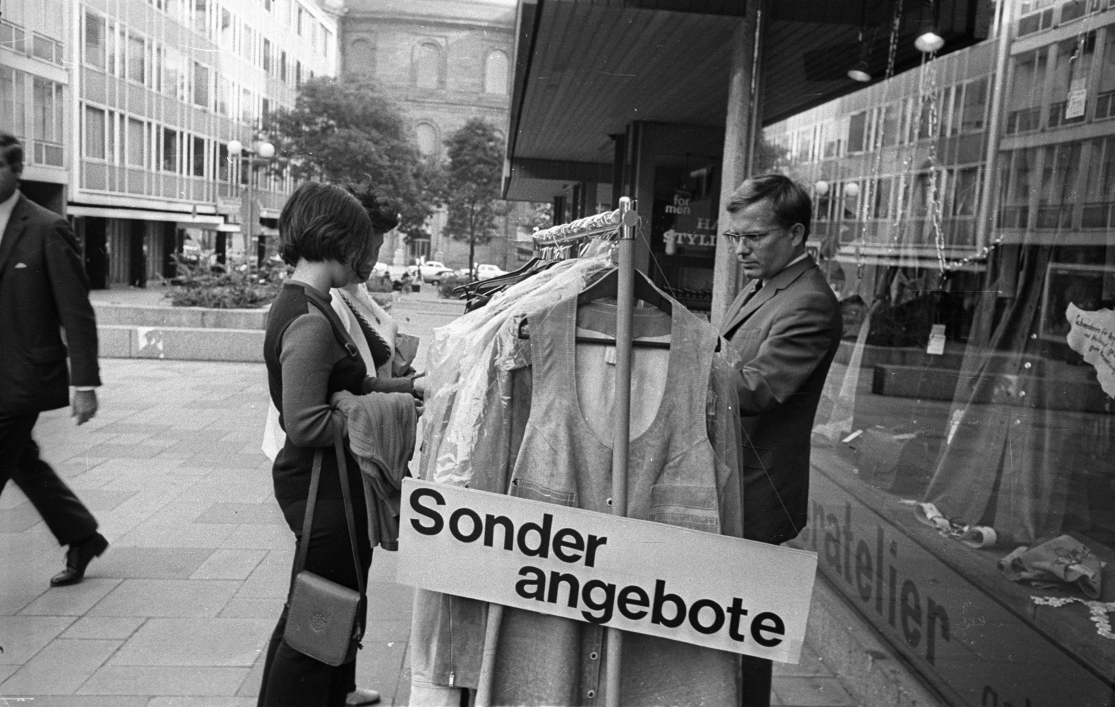 Németország, Frankfurt am Main, Sandgasse, háttérben a fák mögött a Paulskirche látszik., 1972, Bauer Sándor, NSZK, Fortepan #128417