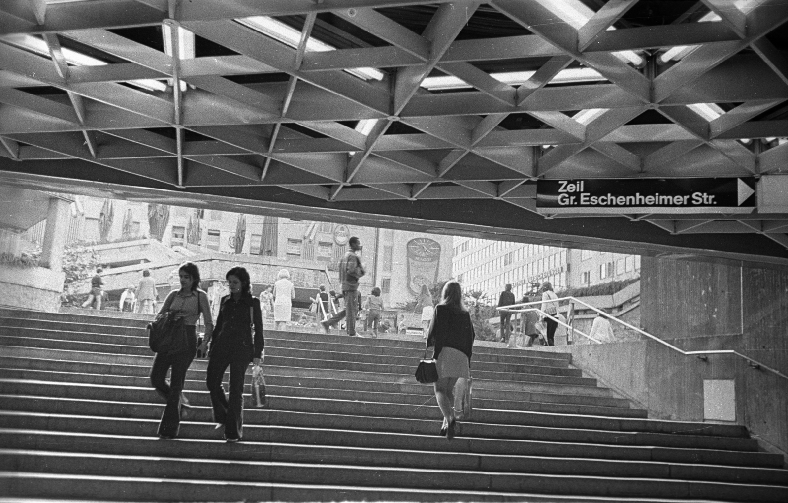 Germany, Frankfurt am Main, Hauptwache, az aluljáró lépcsője, jobbra fent a Biebergasse torkolata., 1972, Bauer Sándor, FRG, Fortepan #128419