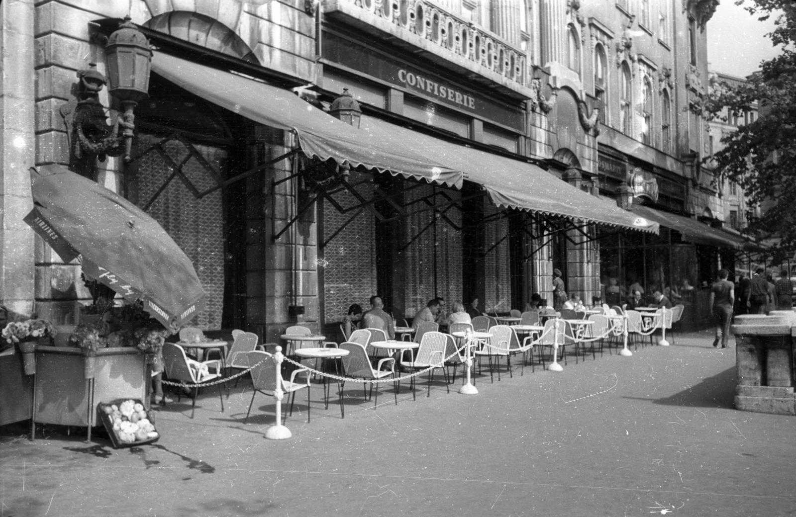 Magyarország, Budapest V., Vörösmarty tér, a Gerbeaud (Vörösmarty) cukrászda terasza., 1967, Bauer Sándor, napernyő, utcakép, életkép, cukrászda, virágárus, Budapest, Fortepan #128425