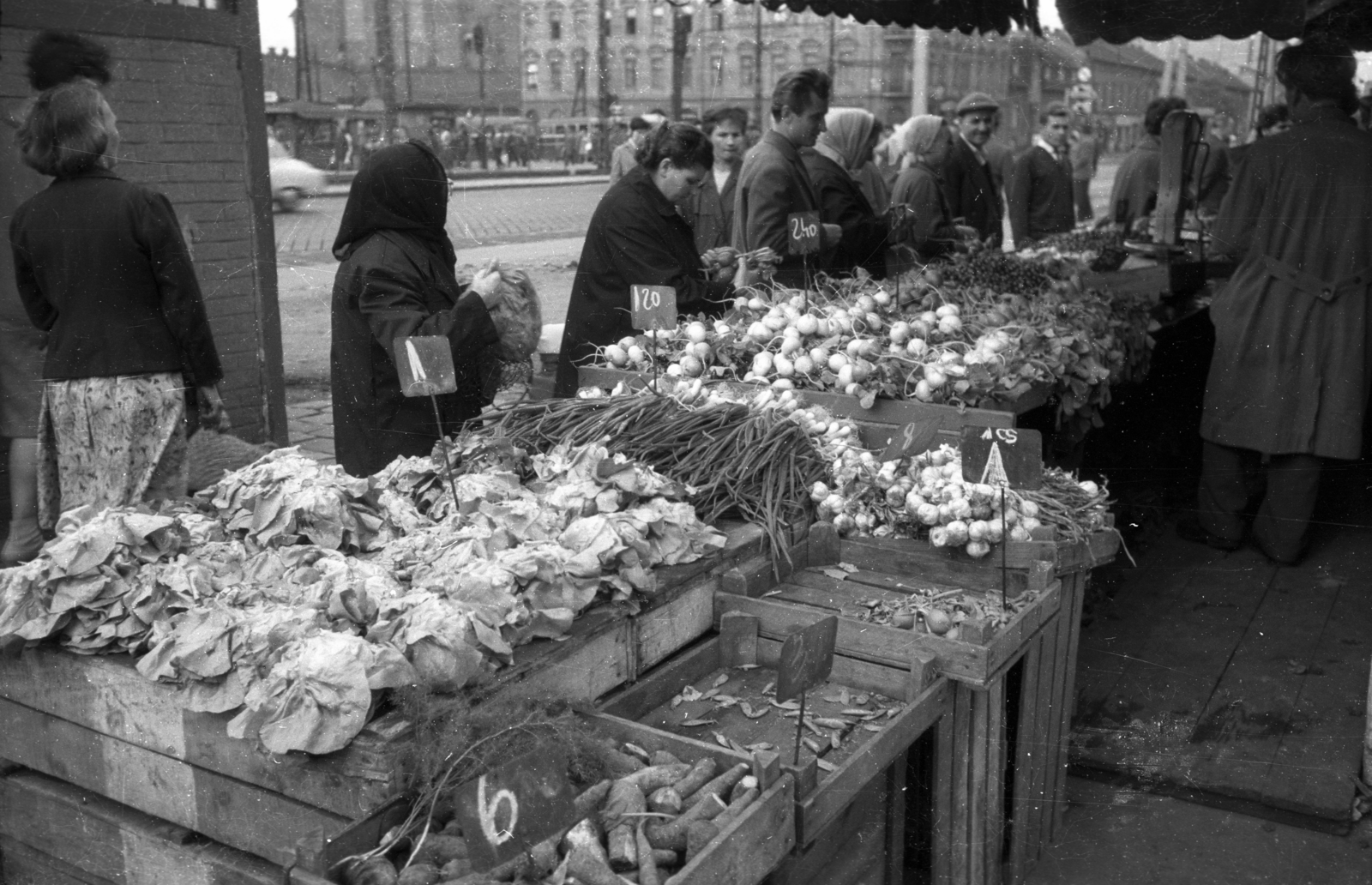 Magyarország, Budapest VIII.,Budapest XIV., piac a Kerepesi út - Hungária körút kereszteződésnél. Balra a HÉV megállója., 1969, Bauer Sándor, Budapest, Fortepan #128443