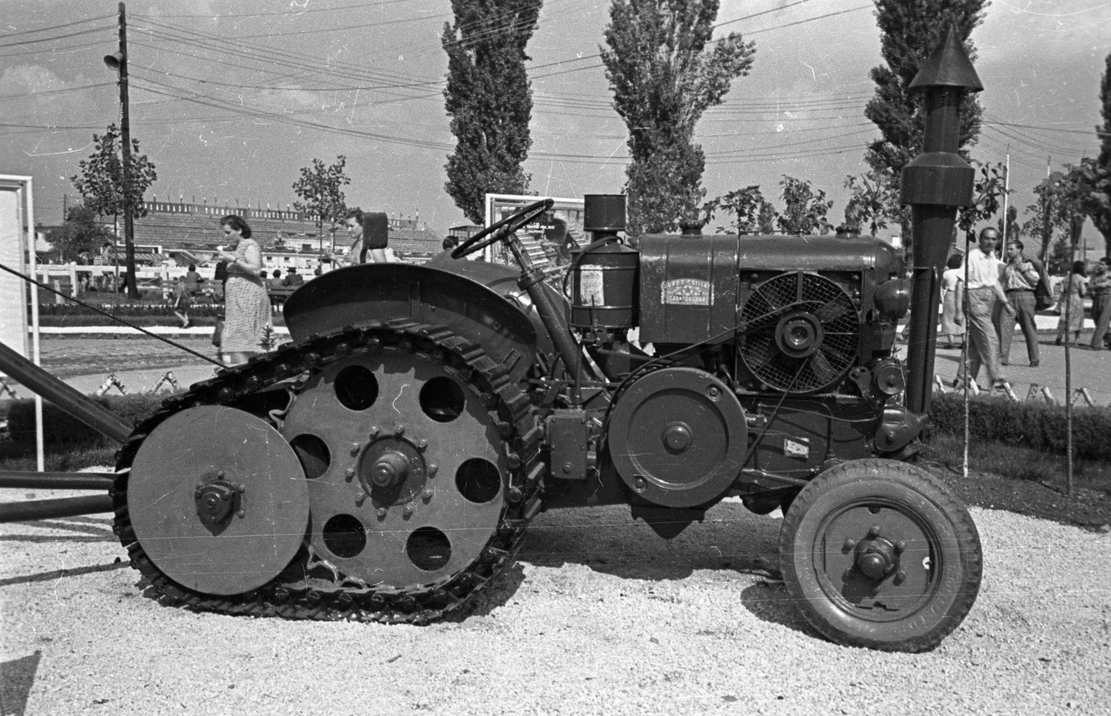 Magyarország, Budapest X., Albertirsai úti vásár területe, Országos Mezőgazdasági Kiállítás és Vásár, Dutra traktor., 1955, Bauer Sándor, traktor, Budapest, Fortepan #128447