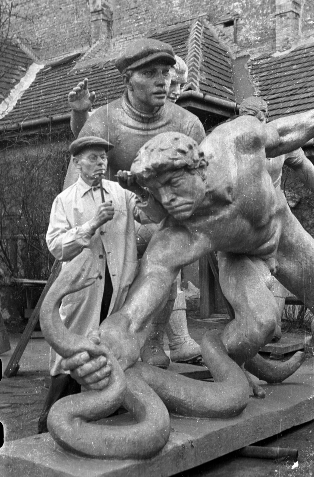 Hungary, Budapest XIII., Jász utca 74., a Képzőművészeti Kivitelező és Iparvállalat szoboröntödéjének udvara. Szomor László Kígyóölő szobra Szolnokon a vérellátónál, Mikus Sándor Labdarúgók szobra a Népstadion szoborkertjében került később felállításra., 1956, Bauer Sándor, sculpture, Budapest, celebrity, Fortepan #128458