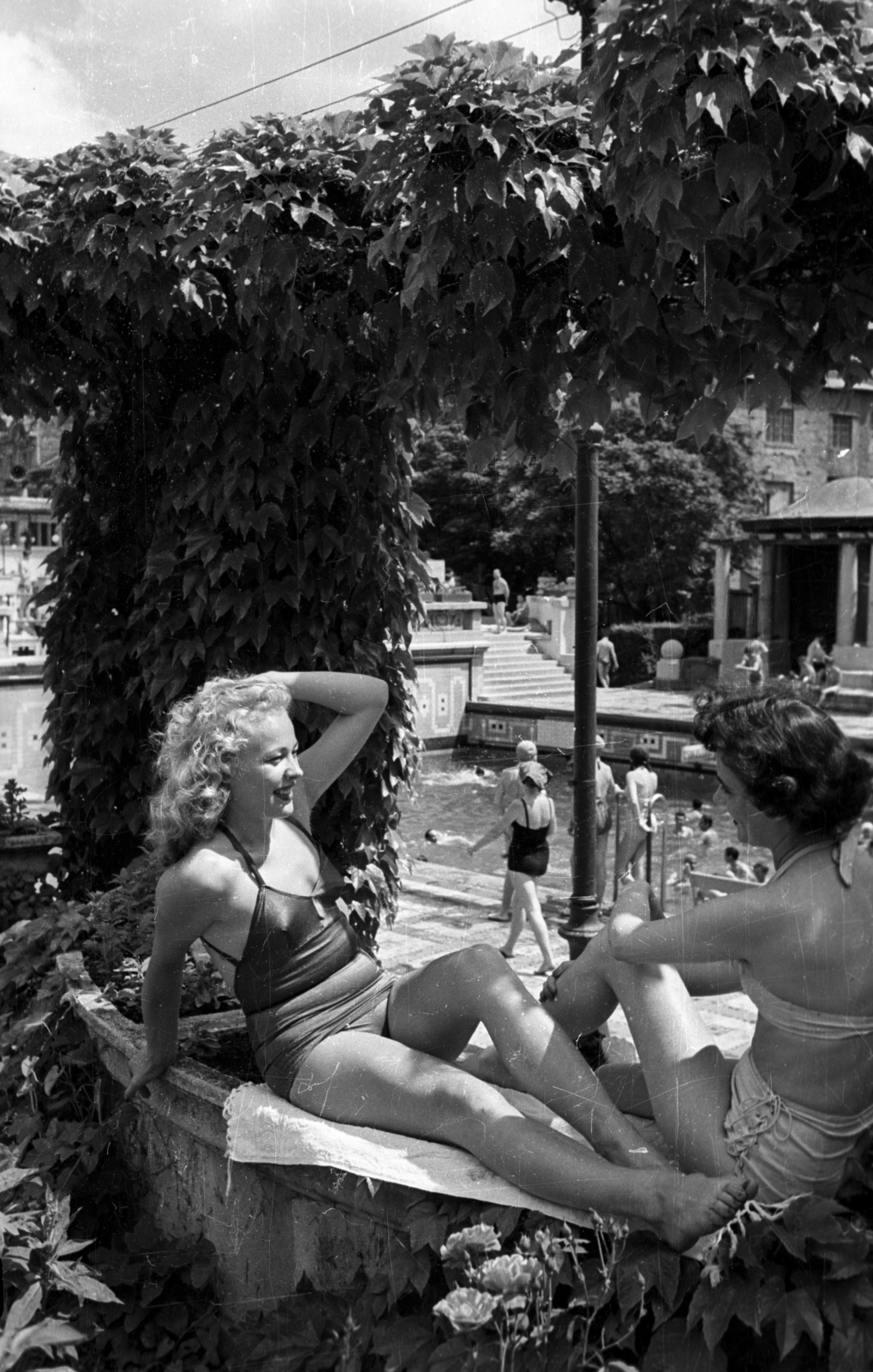 Hungary, Budapest XI., Gellért Gyógyfürdő, háttérben a hullámmedence., 1960, Bauer Sándor, bathing suit, Budapest, Fortepan #128461