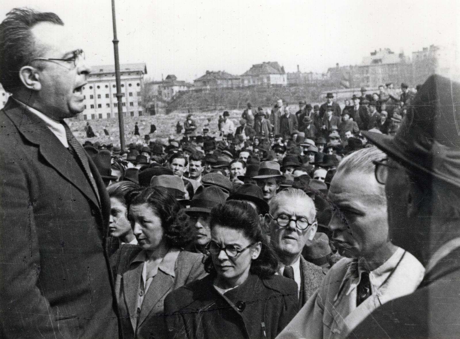 Hungary, Budapest XIV., a felvétel a Nemzeti Sportcsarnok (később Gerevich Aladár Nemzeti Sportcsarnok) előtt készült, háttérben a Millenáris sporttelep és a Stefánia út épületei. Vas Zoltán mint budapesti közellátási kormánybiztos beszédet tart 1945. április 2-án, az Ideiglenes Nemzetgyűlés budapesti képviselőinek választásakor., 1945, Bauer Sándor, Budapest, mass, meeting, Fortepan #128464