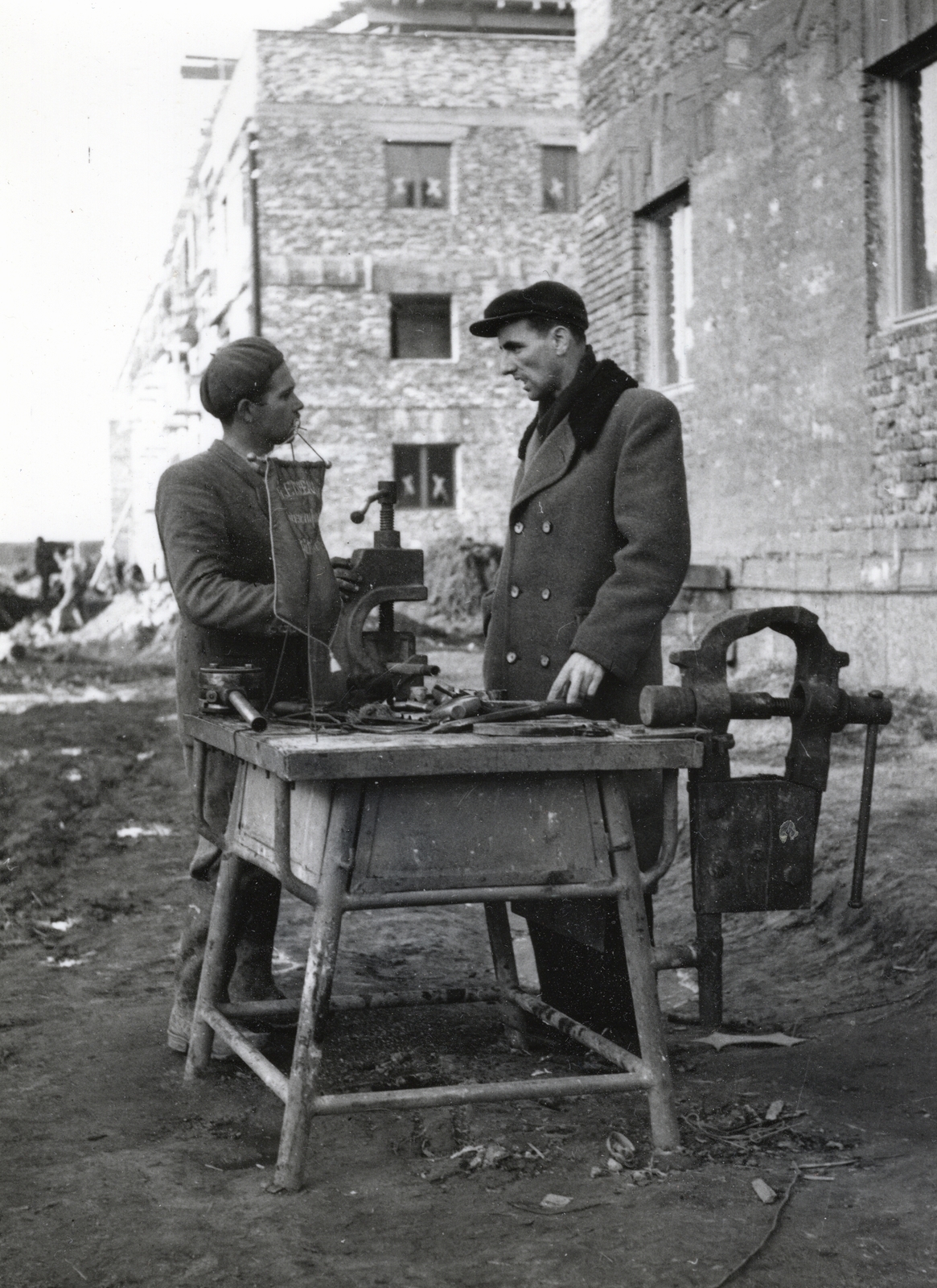 Hungary, Dunaújváros, (Dunapentele), a felvétel az Építők útja - Május 1. utca közötti házak építésekor készült., 1950, Bauer Sándor, vise, locksmith, Fortepan #128465