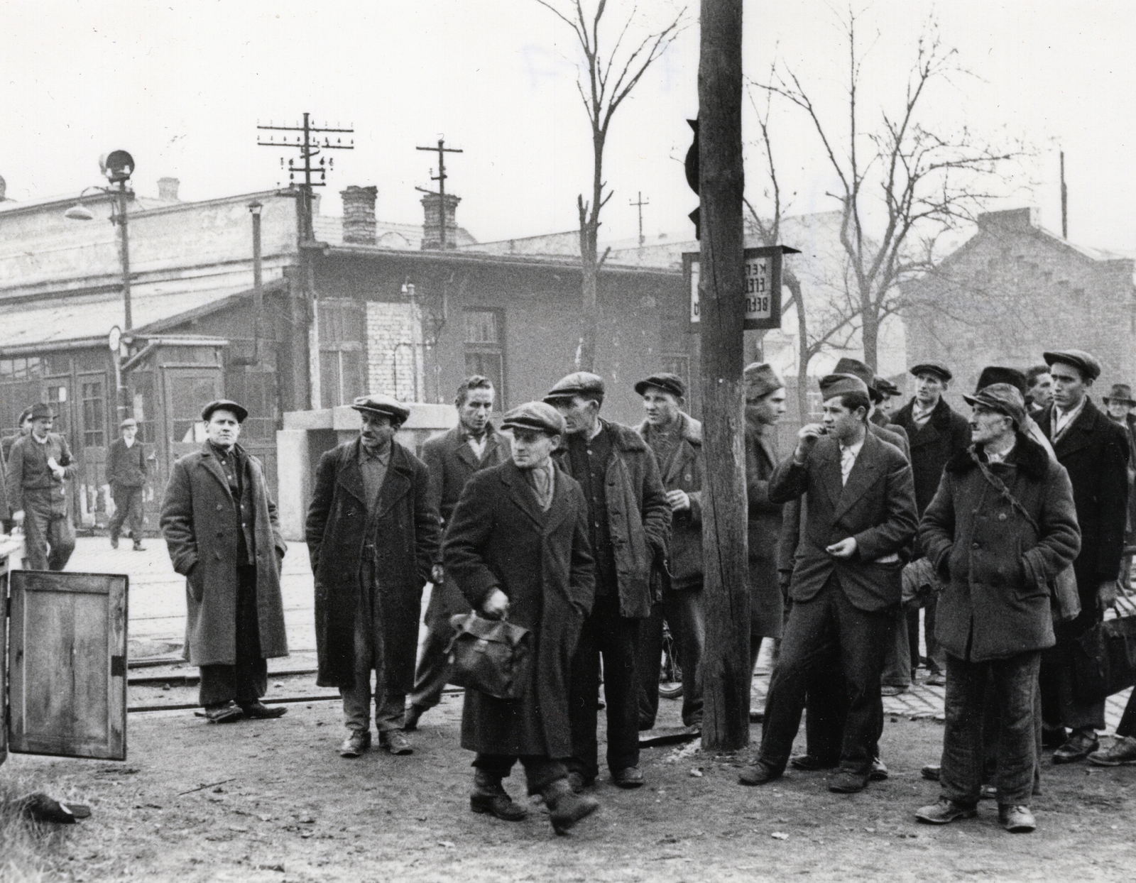 1949, Bauer Sándor, worker, gaping, hands in pockets, cap, winter coat, Fortepan #128467