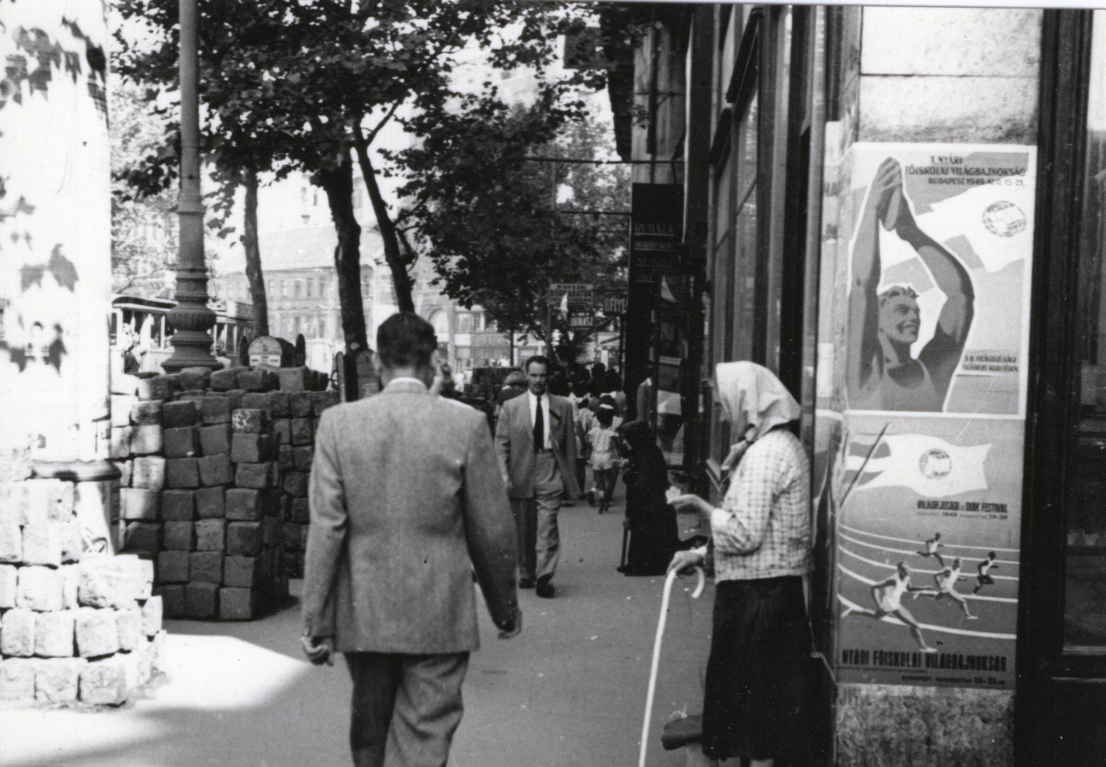 Hungary, Budapest VII., Károly körút (Somogyi Béla út), az MTA lakóház sarkától a Dob utca irányába nézve., 1949, Bauer Sándor, poster, cobblestones, Budapest, world championship, beggar, blind person, Fortepan #128468