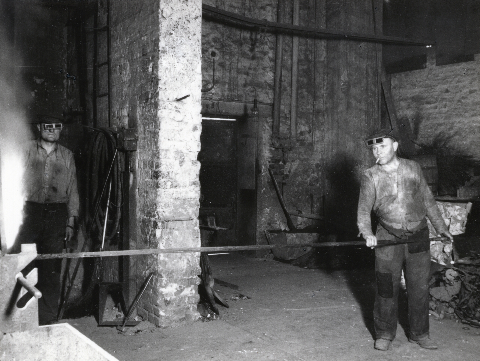 1949, Bauer Sándor, metallurgy, worker, smoking, Fortepan #128478