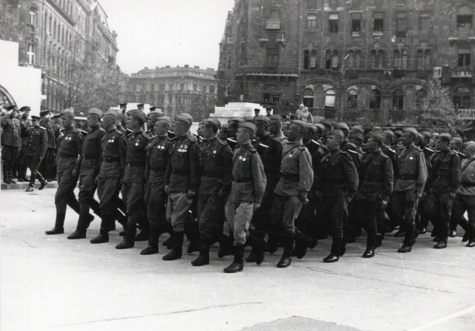 Magyarország, Budapest V., Szabadság tér, szemben az Aulich utca. Ünnepség a szovjet hősi emlékműnél. A felvétel 1945. május 1-én készült., 1945, Bauer Sándor, szovjet katona, díszmenet, Budapest, Fortepan #128480