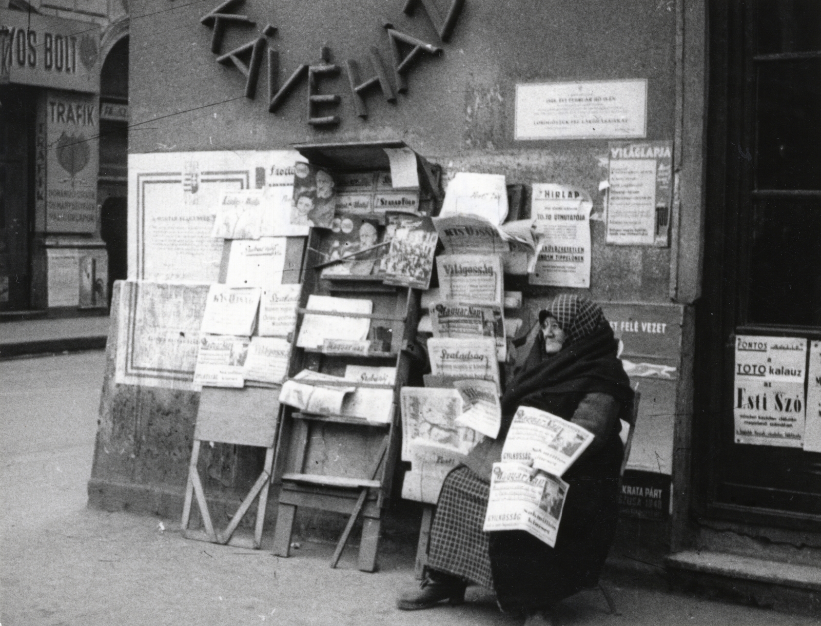 Hungary, Budapest VII., Erzsébet körút - Dob utca sarok., 1948, Bauer Sándor, poster, tobacco shop, newsstand, coffee house, announcement, Budapest, Fortepan #128481