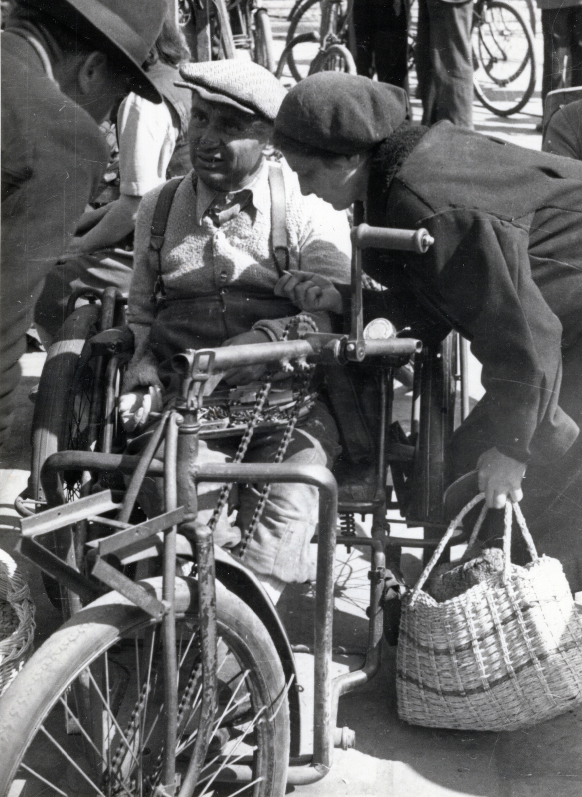 Hungary, Budapest VIII., Teleki László tér., 1946, Bauer Sándor, invalid car, bag, Budapest, wicker bag, man, disabled, woman, Fortepan #128489