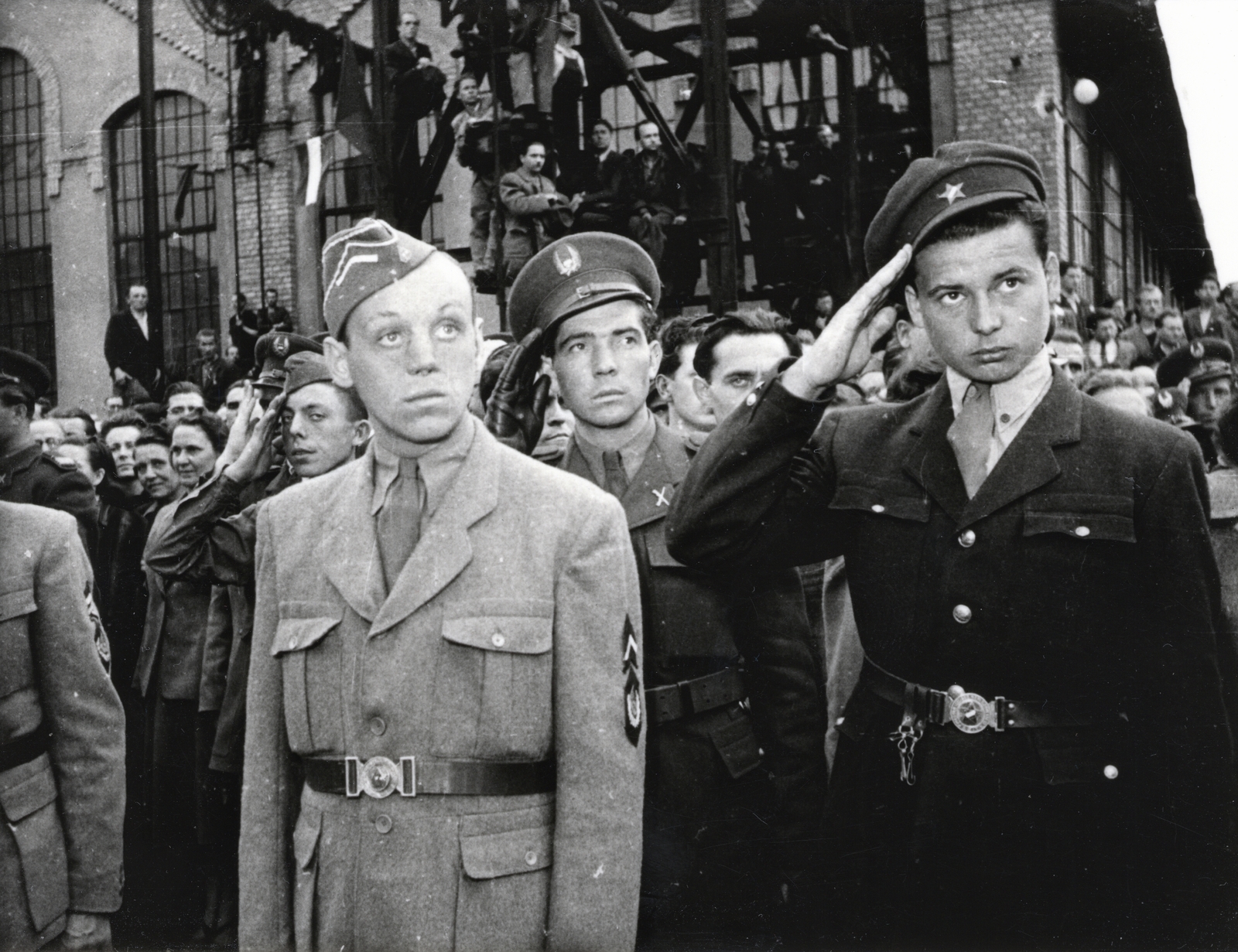 Hungary, Budapest VIII., Kőbányai út 21., MÁVAG Mozdony- és Gépgyár Nemzeti Vállalat, 1949. április 25. A felvétel a gyár dolgozói által a Belügyminisztérium Államvédelmi Hatóságának (BM ÁVH) adományozott csapatzászló átadásakor készült. Az állomány eskütétele., 1949, Bauer Sándor, pioneer, salute, Budapest, uniform, Fortepan #128490