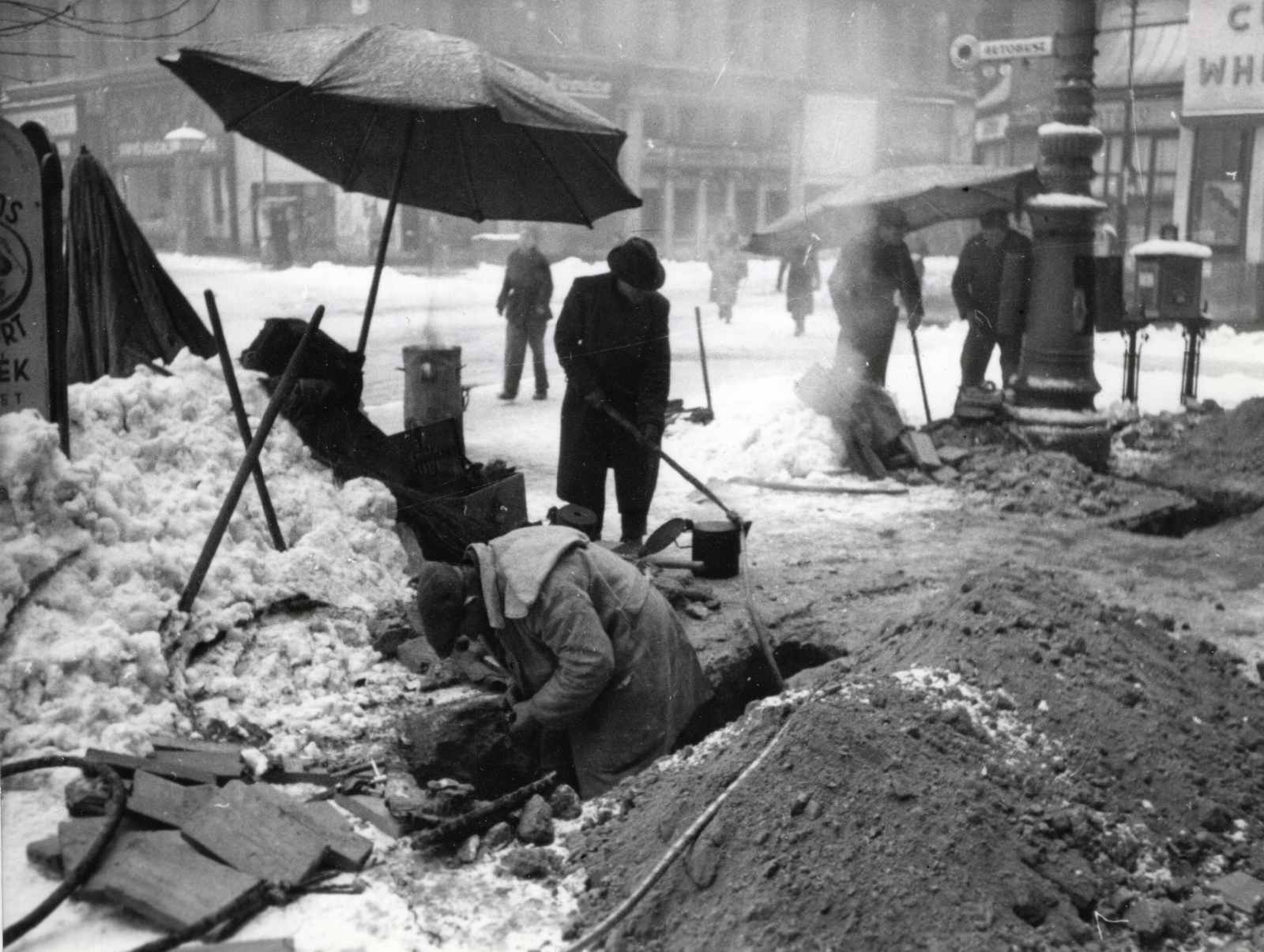 Hungary, Budapest V., Vörösmarty tér, szemben jobbra a Váci utca torkolata., 1946, Bauer Sándor, winter, sunshades, bus stop, letter box, road construction, cable, Budapest, Fortepan #128492
