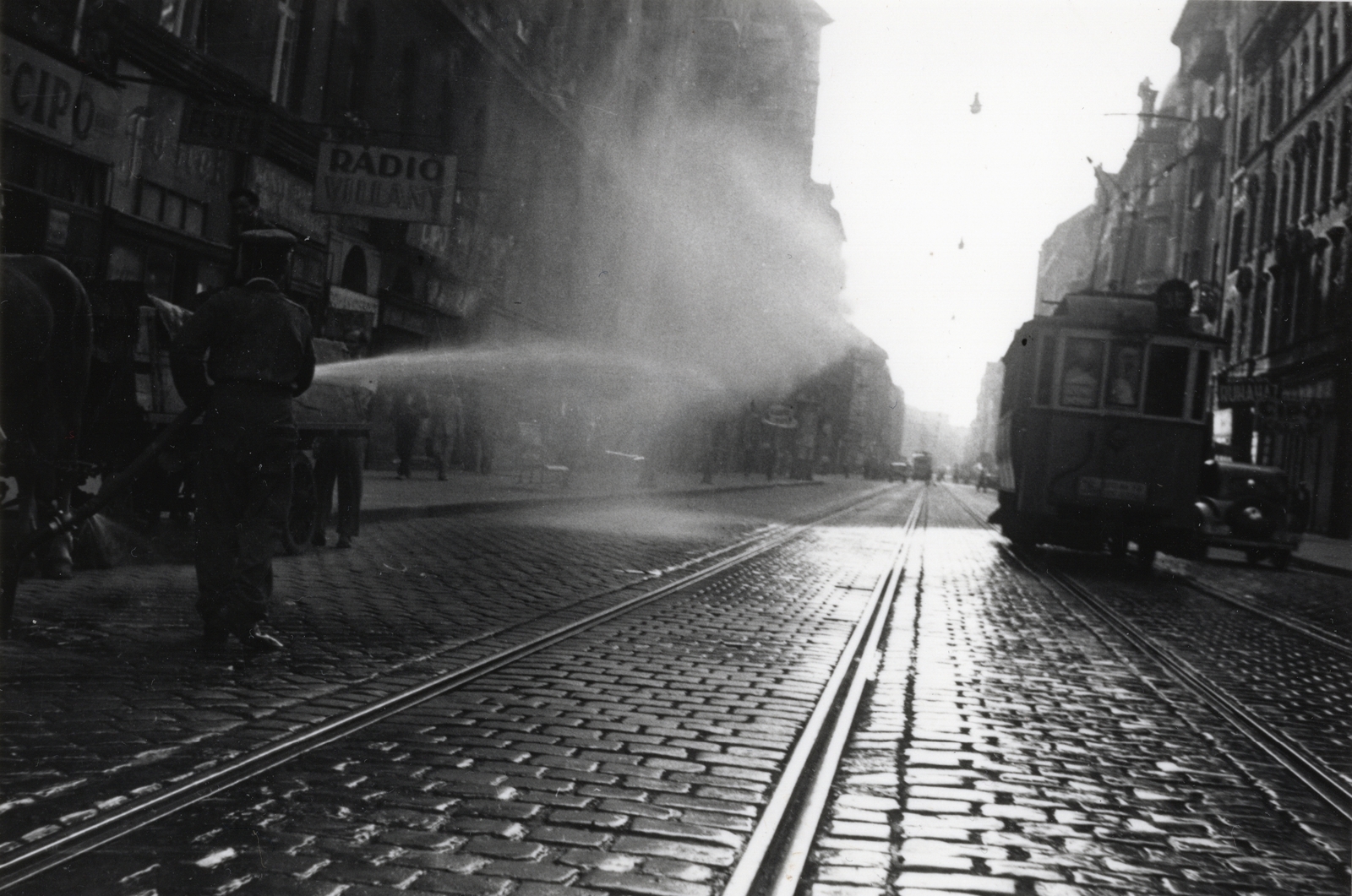 Hungary, Budapest VIII., Népszínház utca a Tolnai Lajos utcától a Teleki László tér felé nézve., 1946, Bauer Sándor, tram, radio, hosing, Budapest, cobblestones, Fortepan #128496