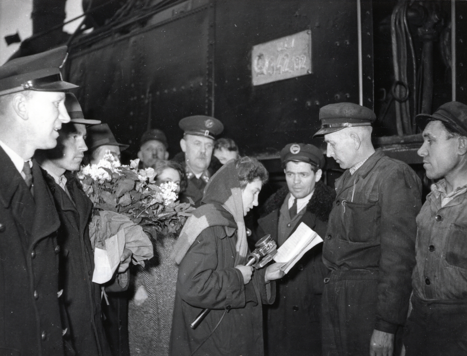 1952, Bauer Sándor, hat, steam locomotive, Hungarian Railways, railway, uniform, working clothes, bouquet, railroader, peaked cap, MÁV 342 series, Fortepan #128503