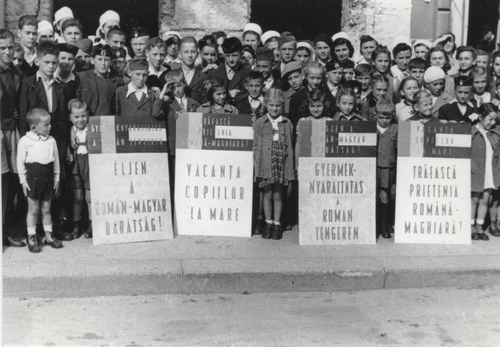 Hungary, Budapest, a román tengerpartra utazó gyermekek csoportja, A felvétel 1945. augusztusában készült., 1945, Bauer Sándor, banner, kids, Fortepan #128507