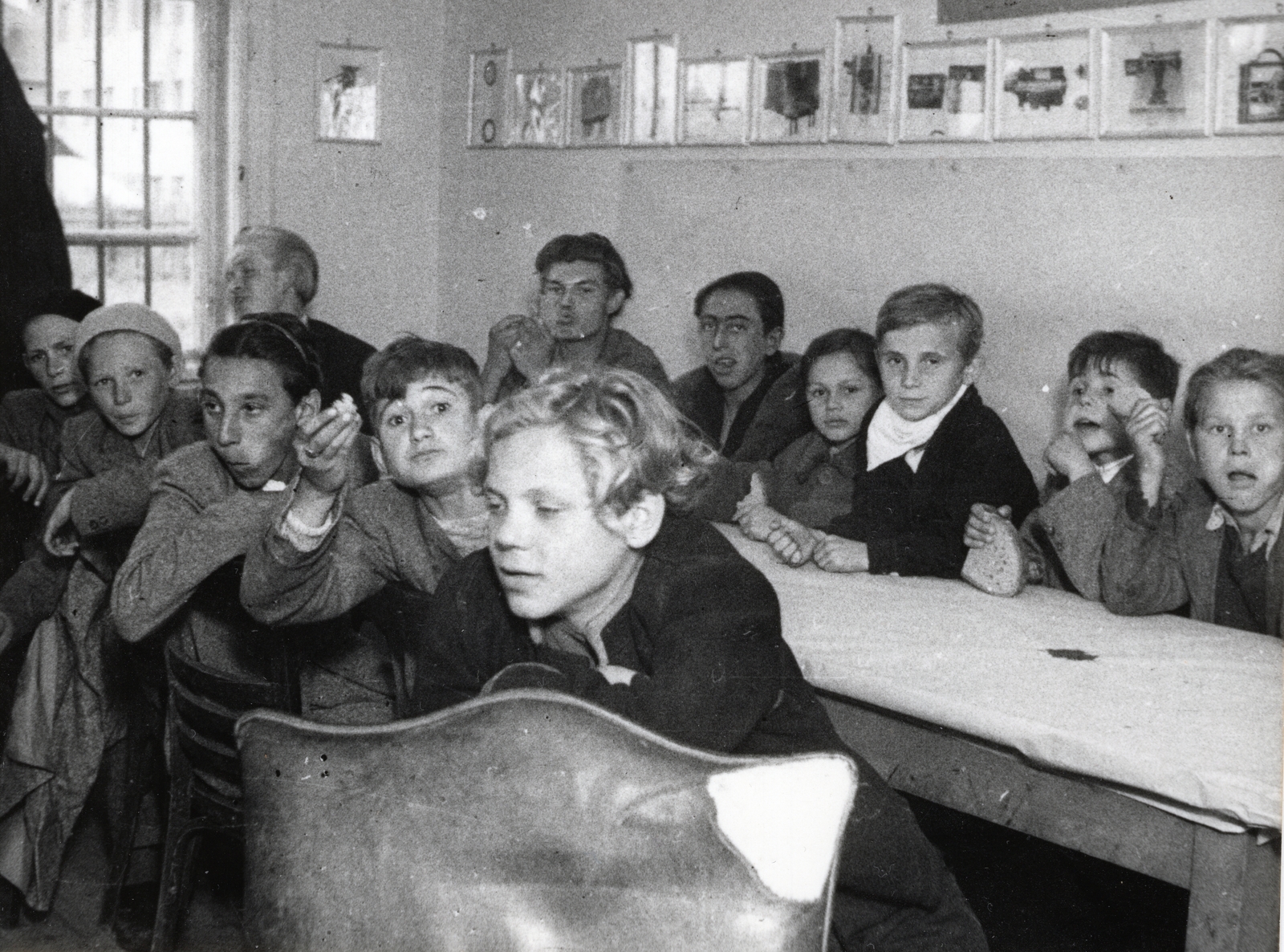 Hungary, Budapest, a román tengerpartra utazó gyermekek csoportja, A felvétel 1945. augusztusában készült., 1945, Bauer Sándor, school, classroom, Fortepan #128508