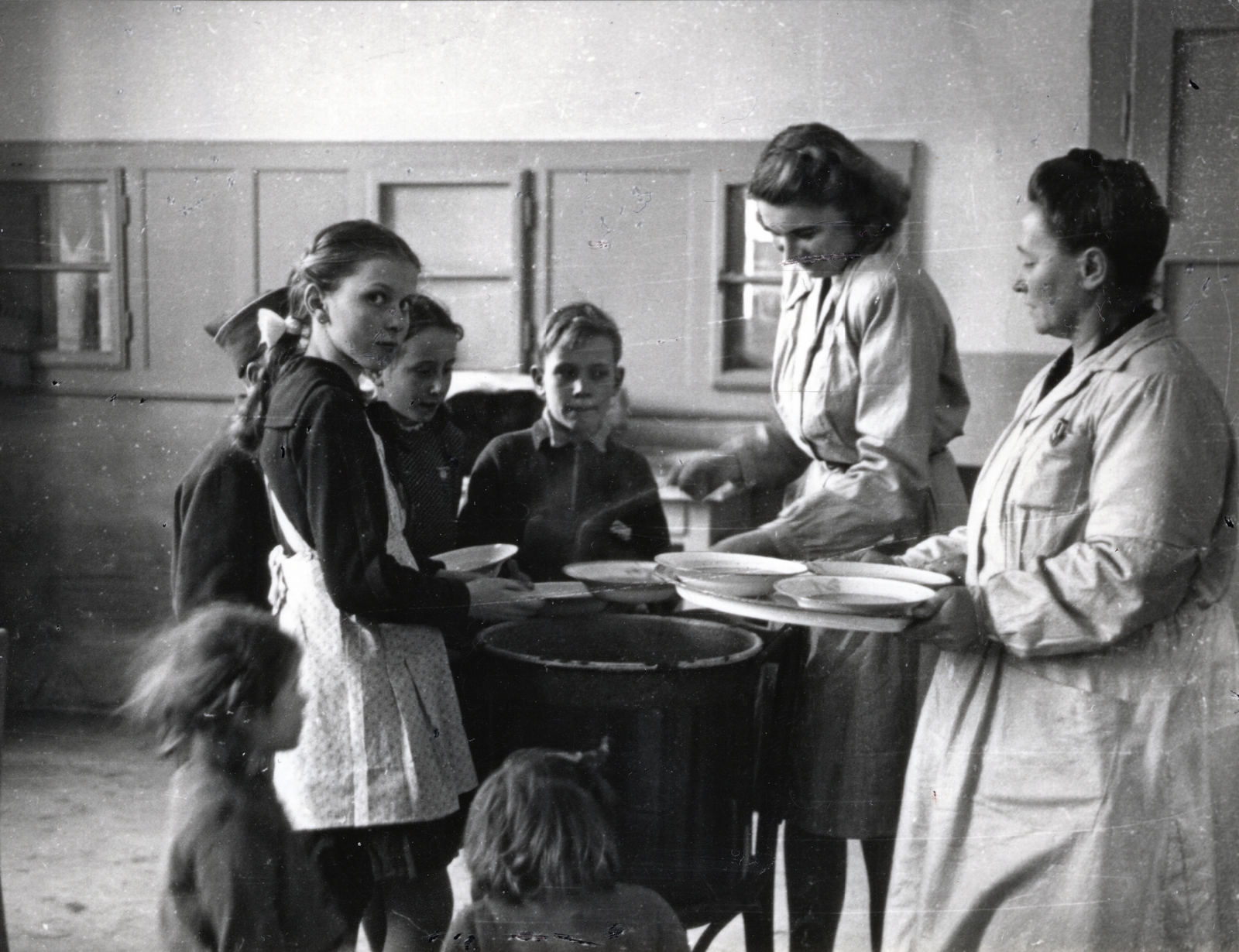 1946, Bauer Sándor, cauldron, food sharing, kids, Fortepan #128510